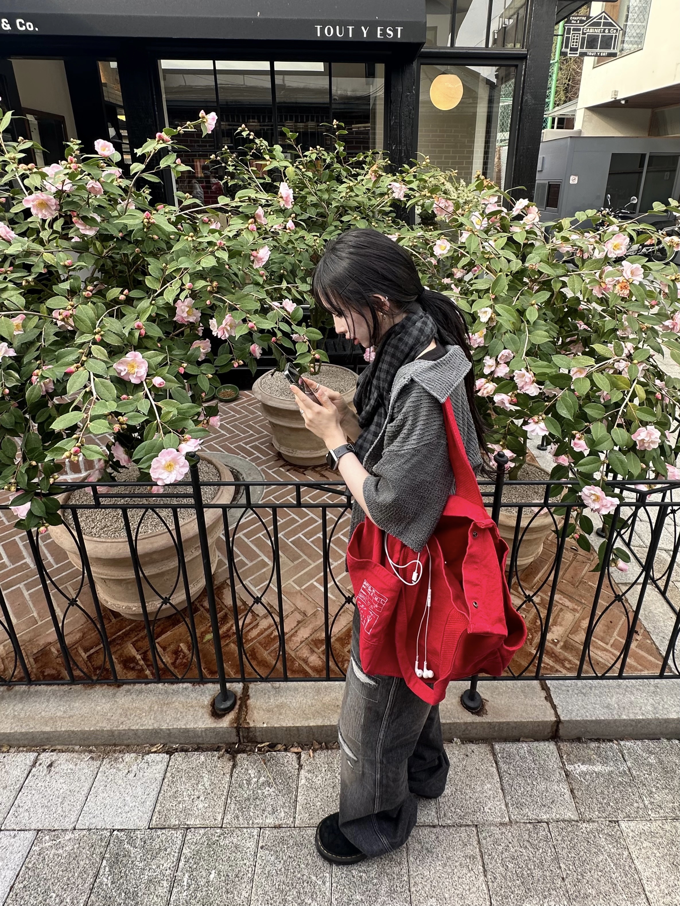 Kapital No. 6 Canvas Standard Tote Bag Small Red 착용 스타일 - 2