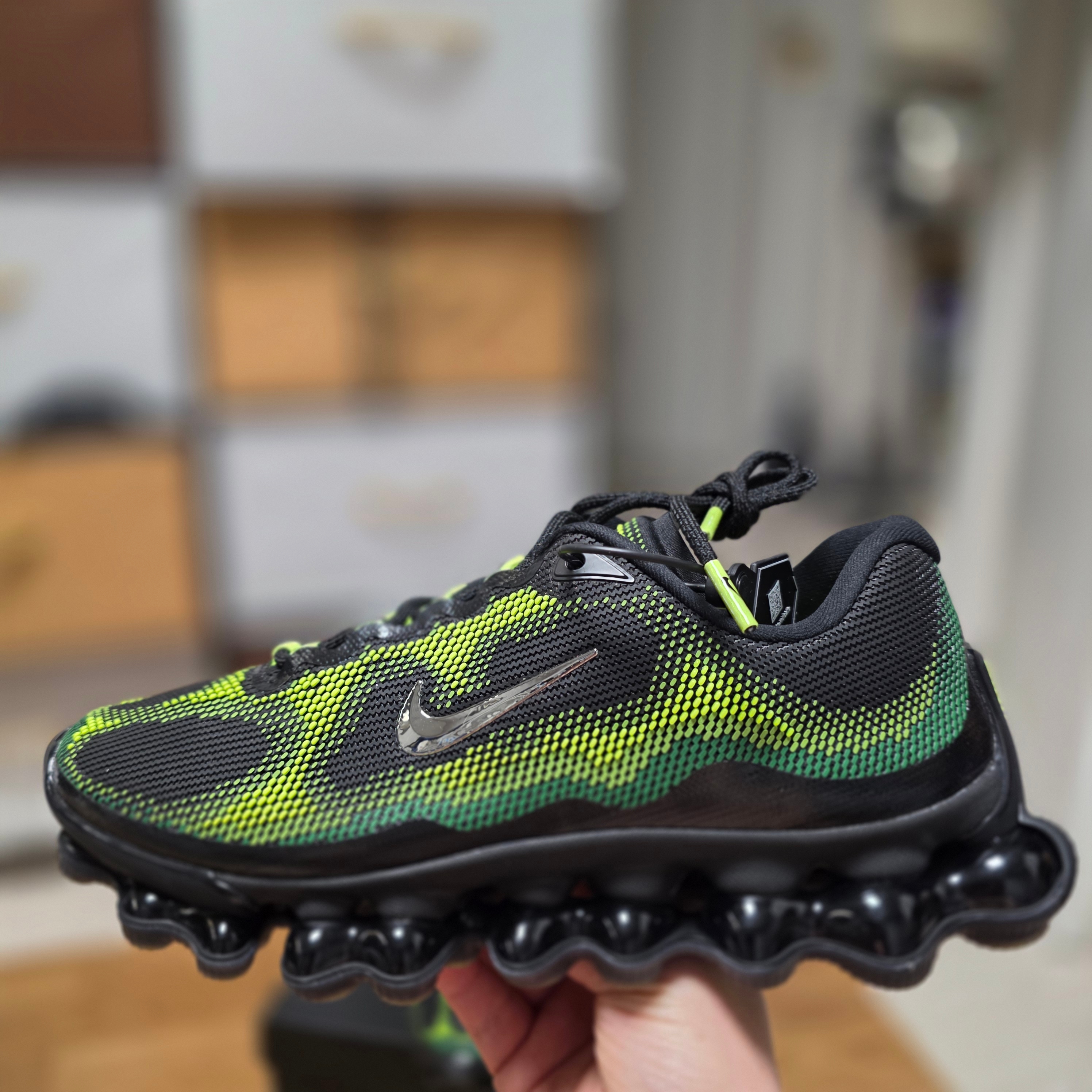 Nike Air Liquid Max Radiant Green and Green Apple 착용 스타일 - 3