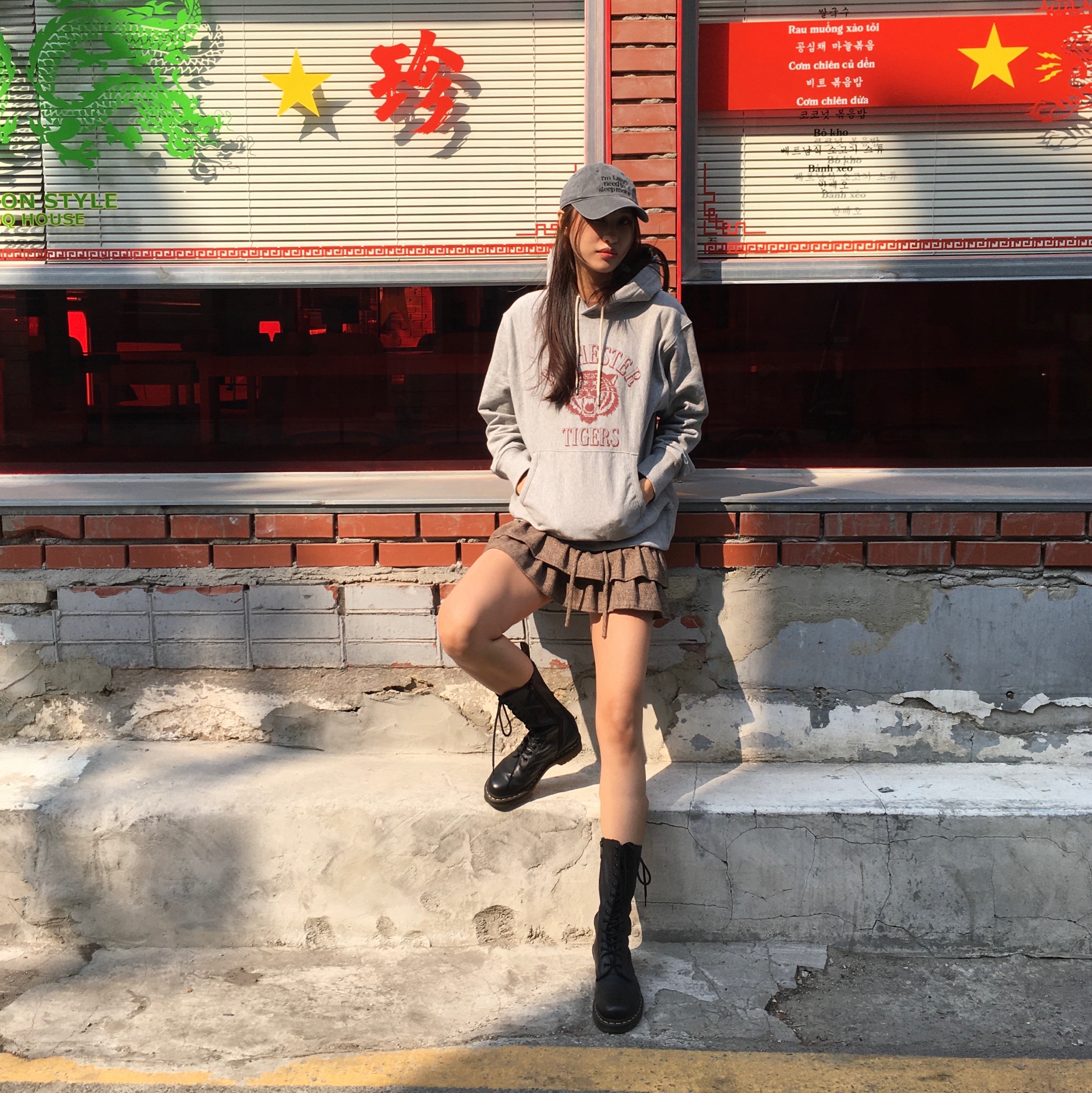 (W) Dr. Martens 1B99 Boots Black, Matin Kim Logo Washed Ball Cap Black 착용 스타일 - 2