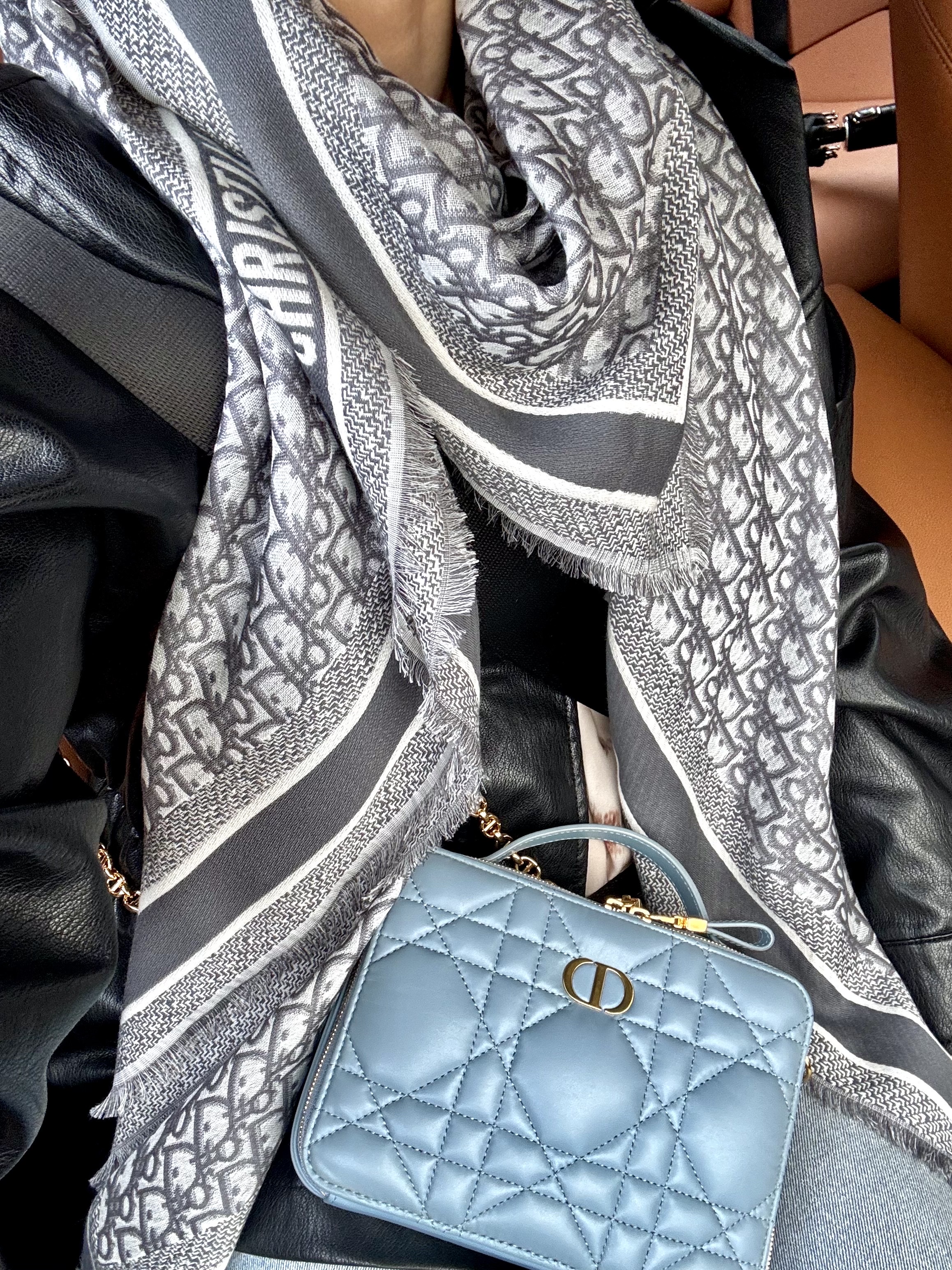 Dior D-Oblique Shawl Wool Silk Cotton Grey, Dior Caro Box Bag Latte 착용 스타일 - 2