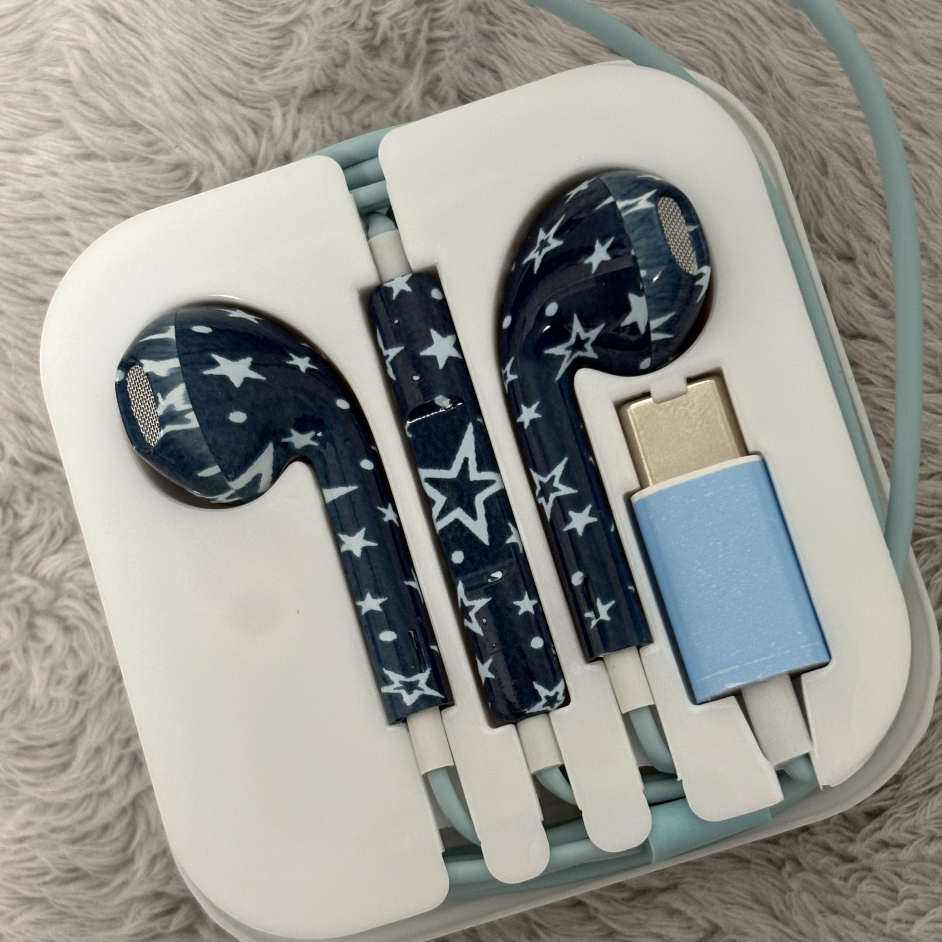[KREAM 단독] CAVISH x Kyurin Star Wired Earphones (USB-C) Navy 착용 스타일