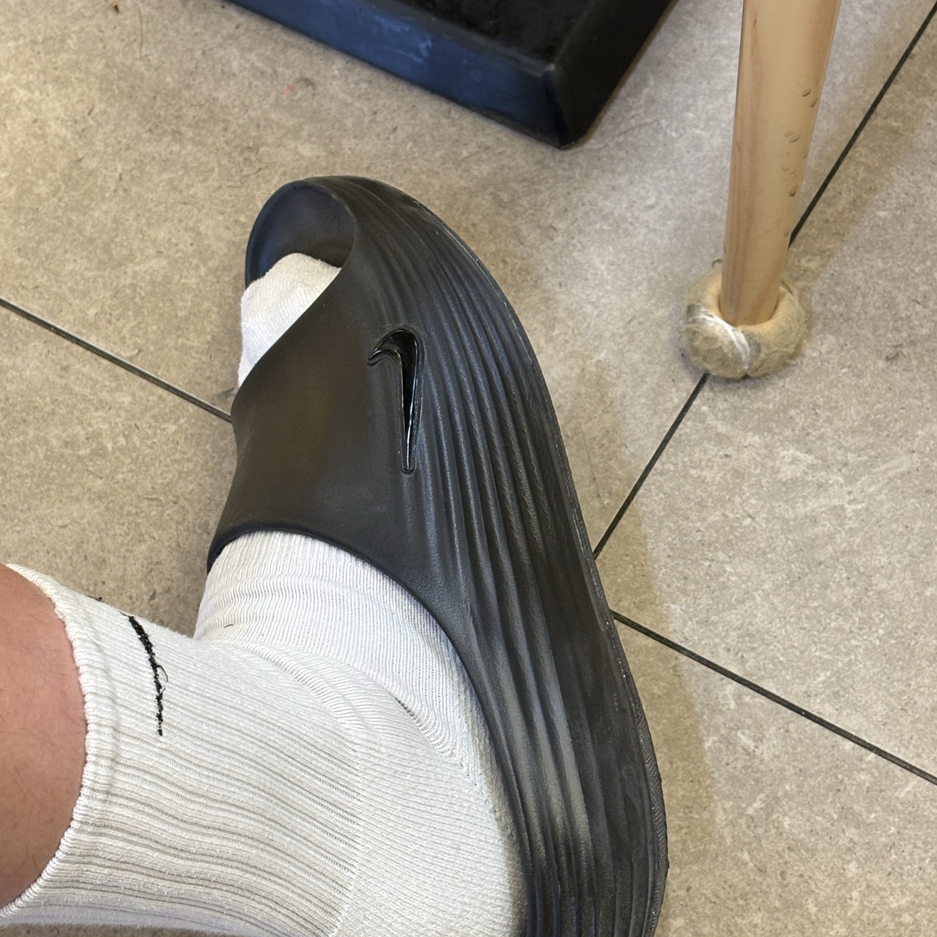 Nike ReactX Rejuven8 Slide Black 착용 스타일 - 2