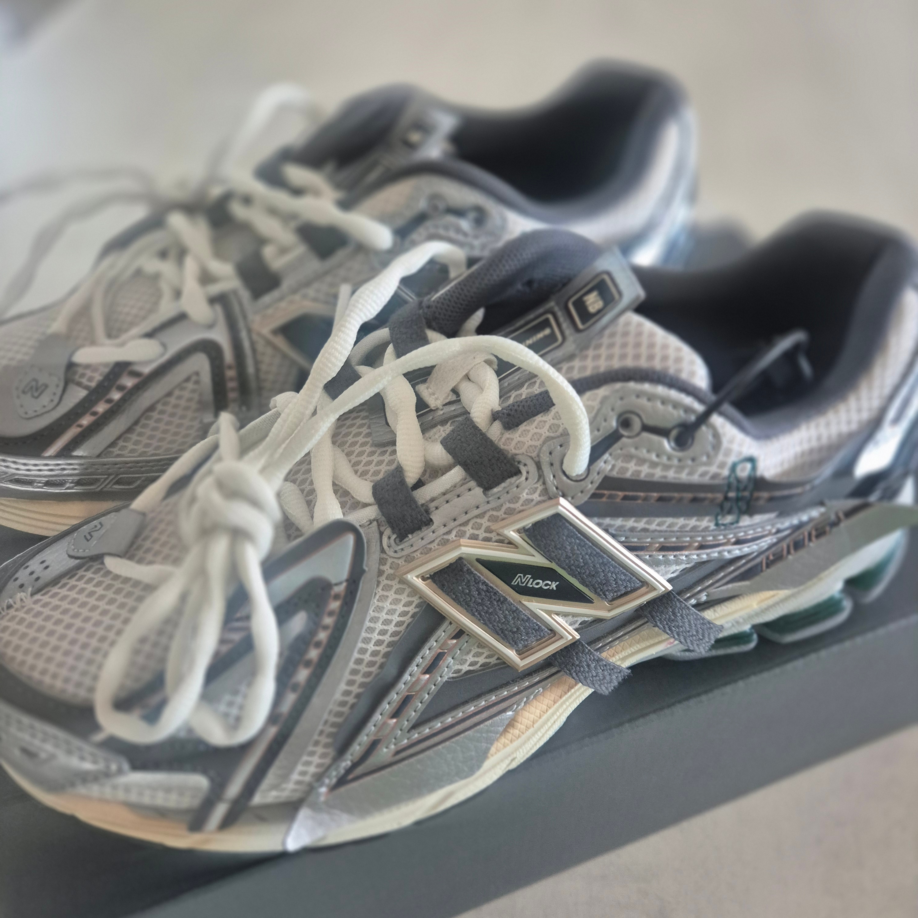 New Balance 1906A Silver Metallic Castlerock 착용 스타일
