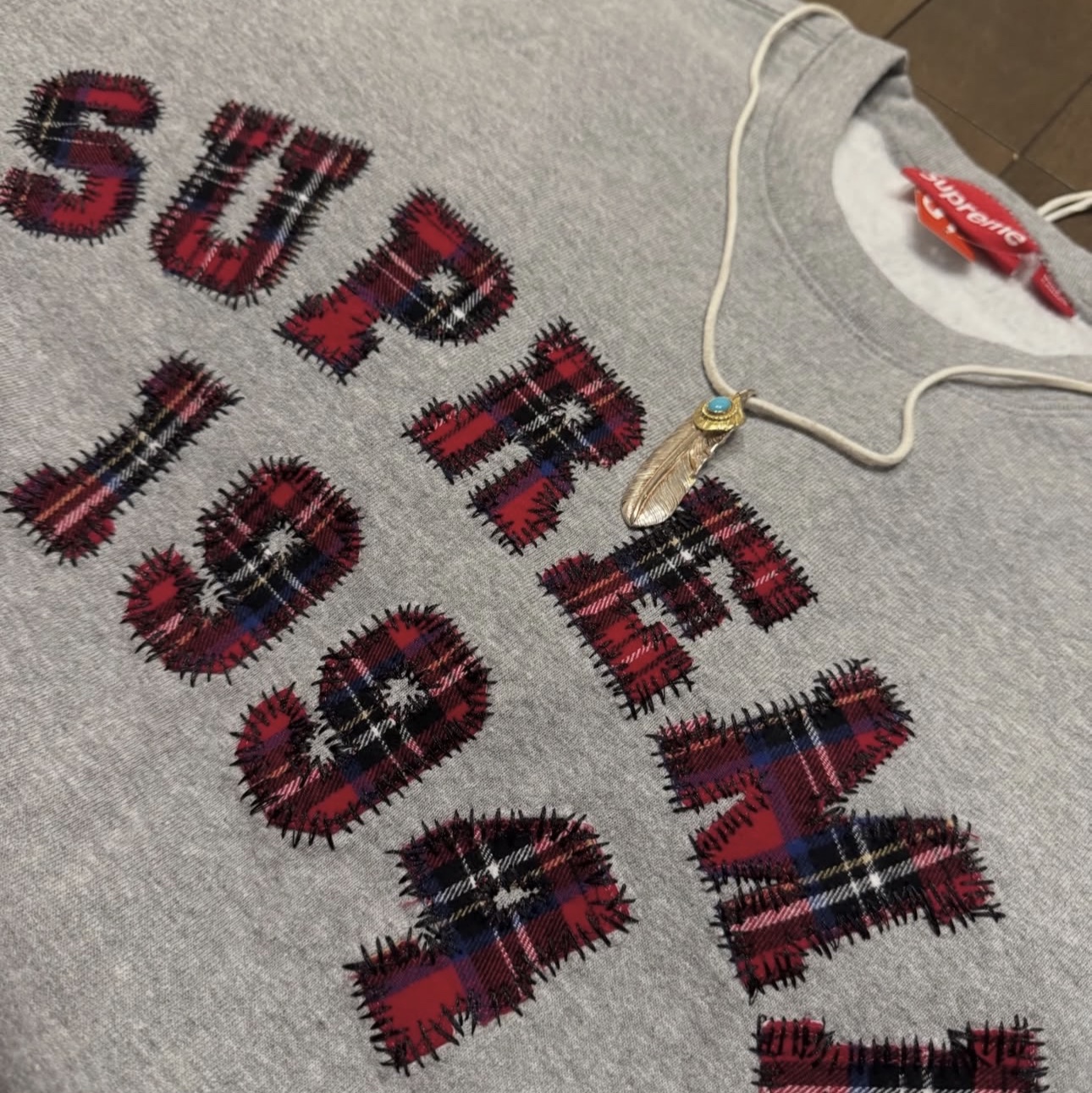 Supreme Plaid Arc Crewneck Heather Grey - 26SS, Supreme Plaid Arc Crewneck Black - 26SS 착용 스타일 - 3
