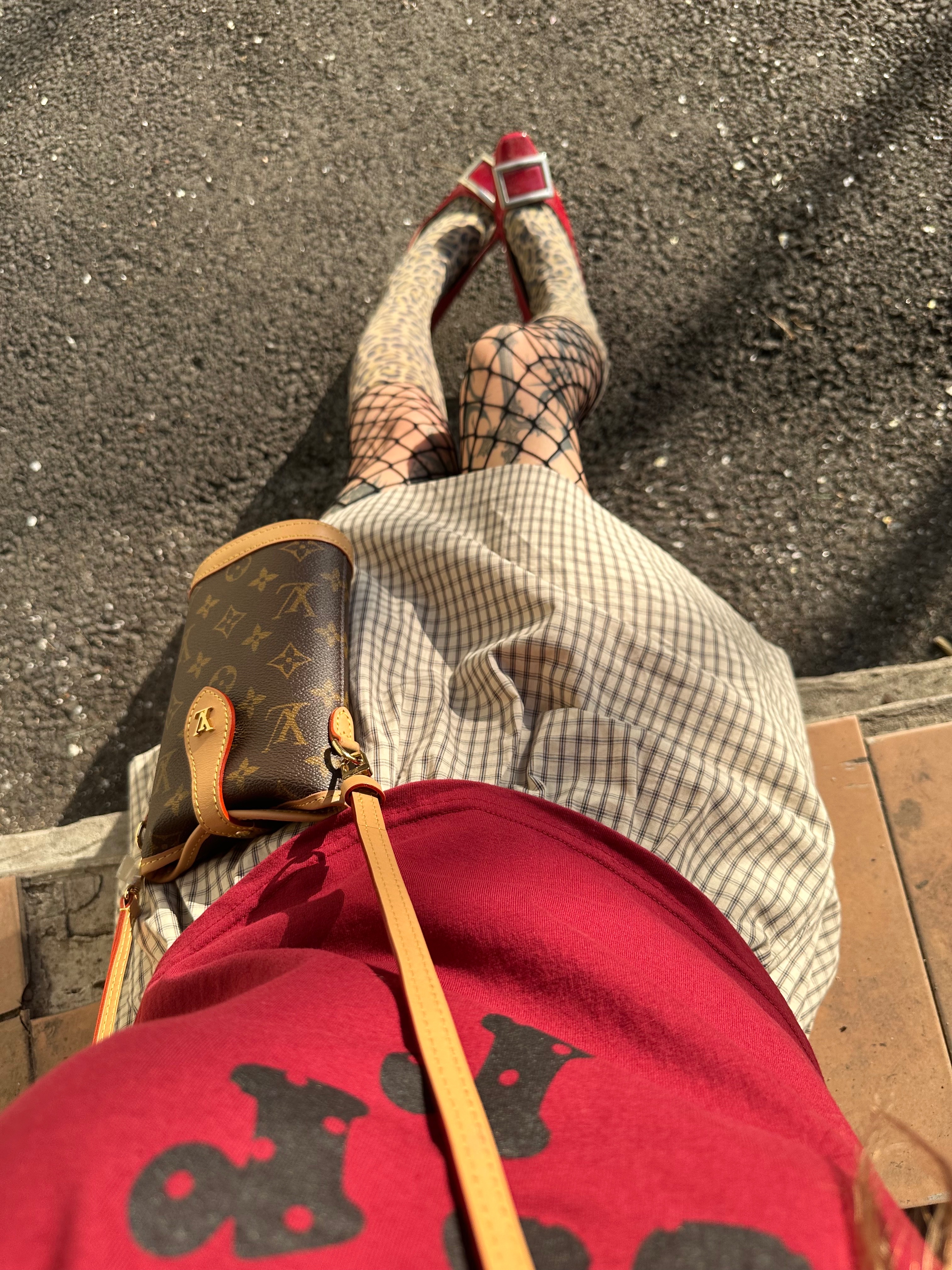Louis Vuitton Fold Me Pouch Monogram 착용 스타일