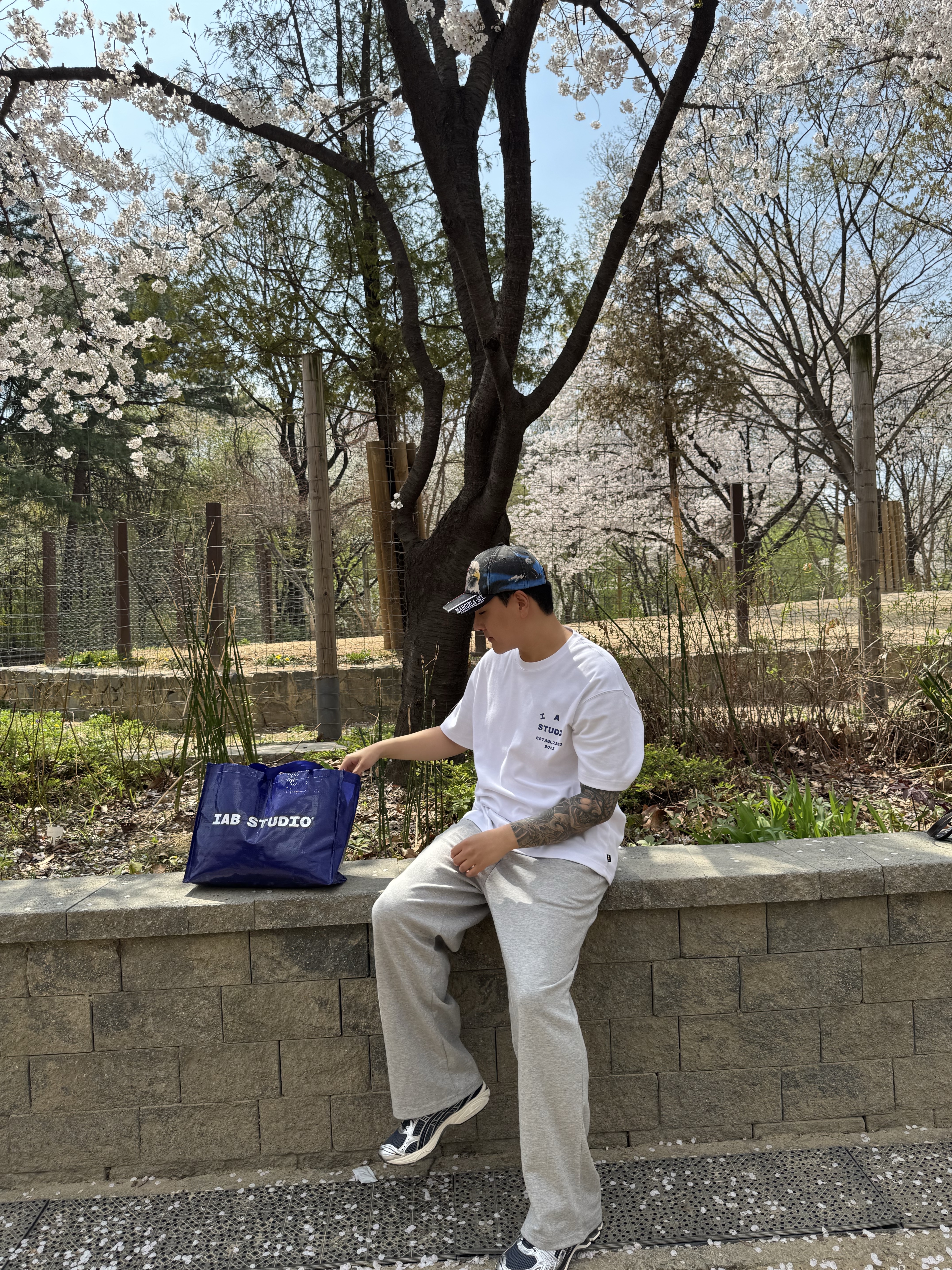 Supreme x MM6 Maison Margiela Split 6-Panel Black - 26SS, IAB Studio 26 IAB T-Shirt White Navy 착용 스타일 - 1