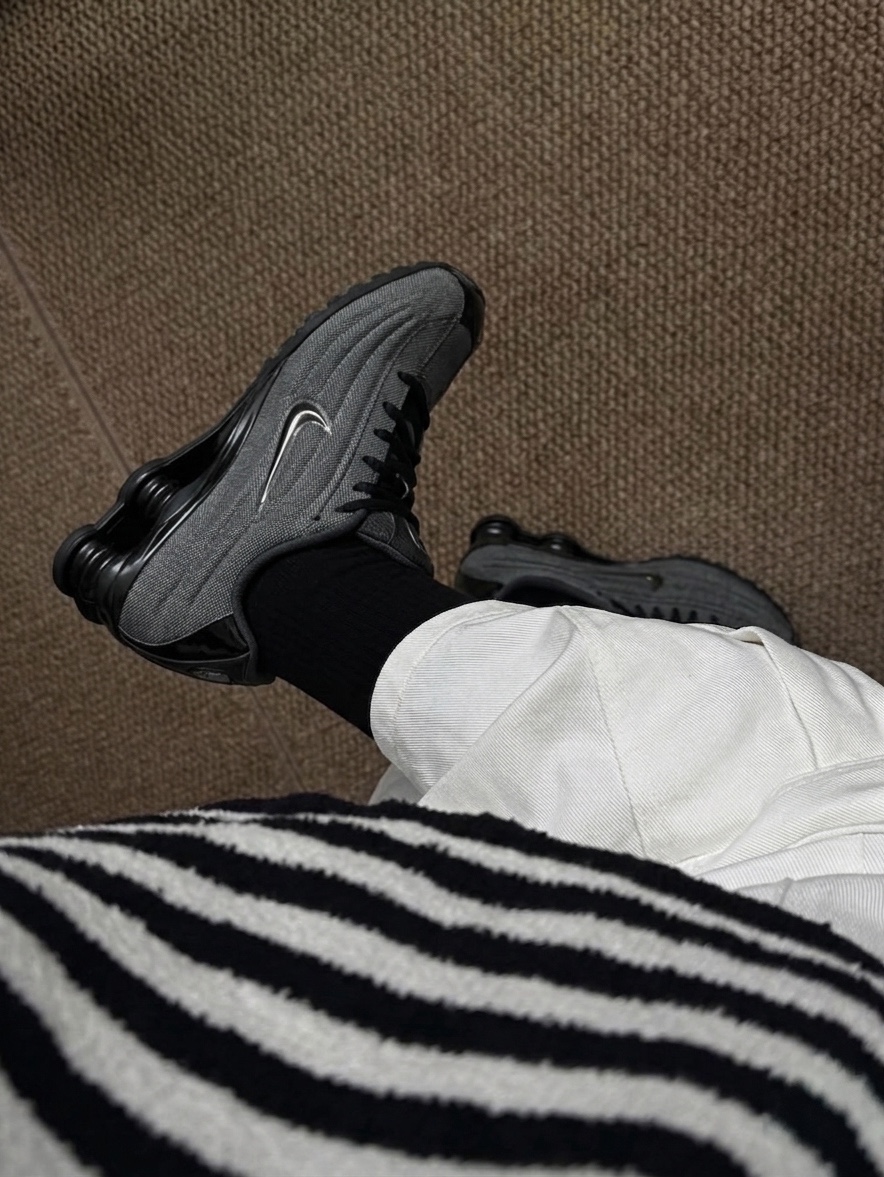 (W) Nike x Naked Shox Z Metallic Hematite Black 착용 스타일 - 2