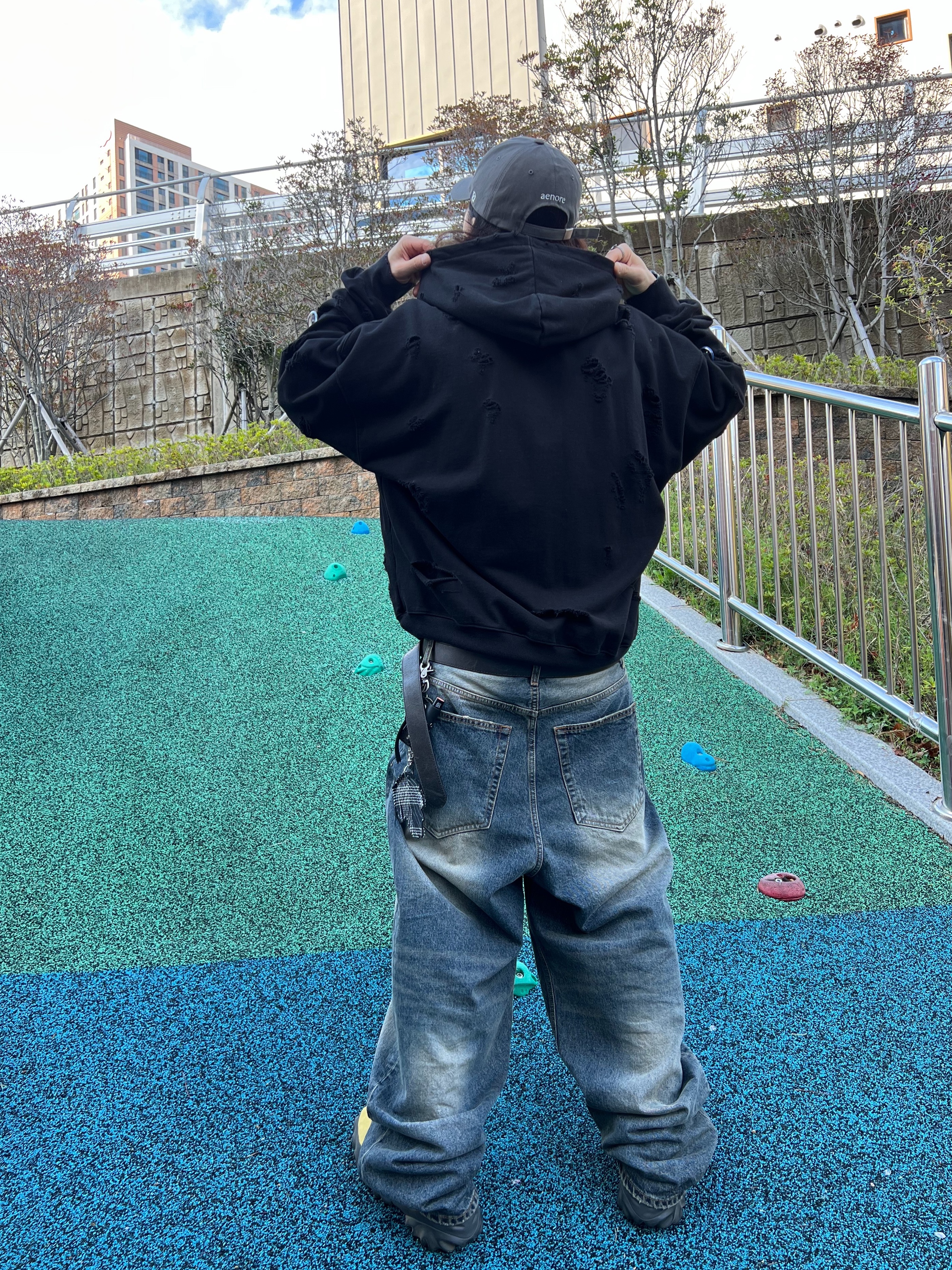 Undermycar Mu.26 Anti Fxxking Logo Play Brush Washed Wide Jeans Oil Blue, Undermycar Otter Oversized Damage-Washed Hood Zip-Up Sepia - 22FW 착용 스타일 - 4