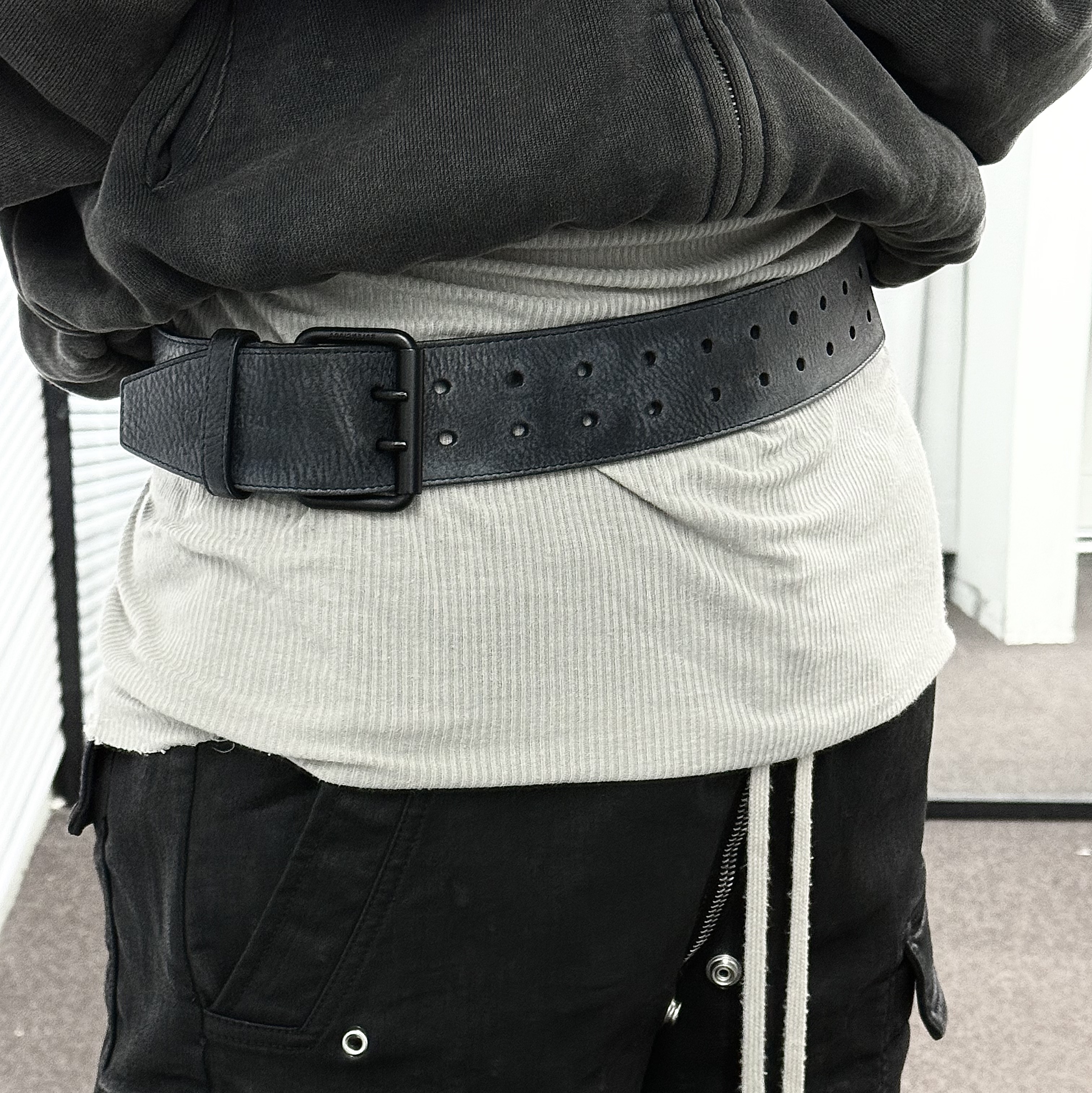 Rick Owens Double Cargo Jumbo Belas Pants Black Wax, Balenciaga Double Holes Belt Black 착용 스타일 - 2