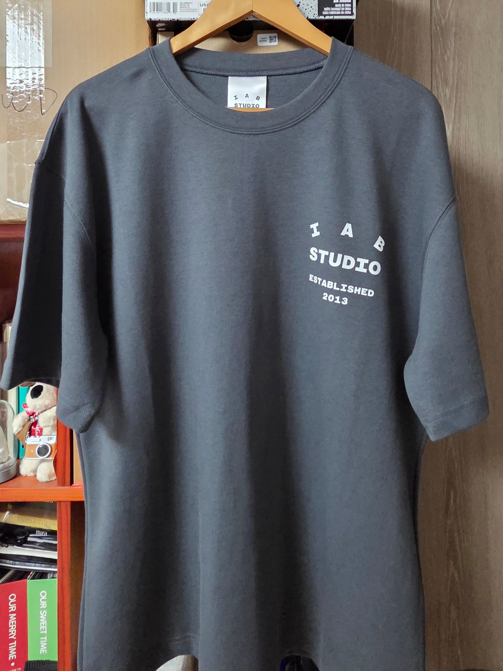 IAB Studio 26 IAB T-Shirt Charcoal White 착용 스타일 - 2