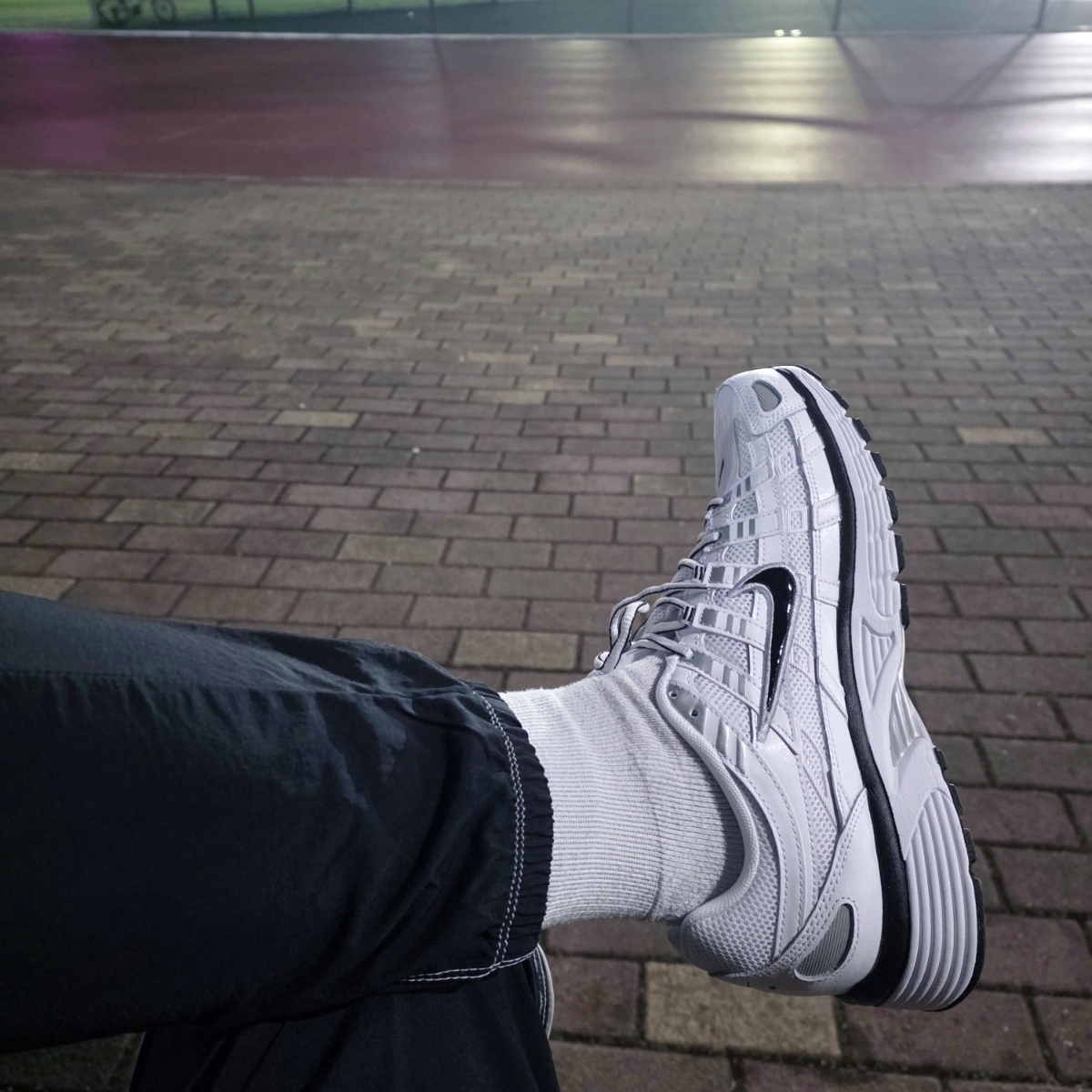 Nike P-6000 White Metallic Silver 착용 스타일 - 3