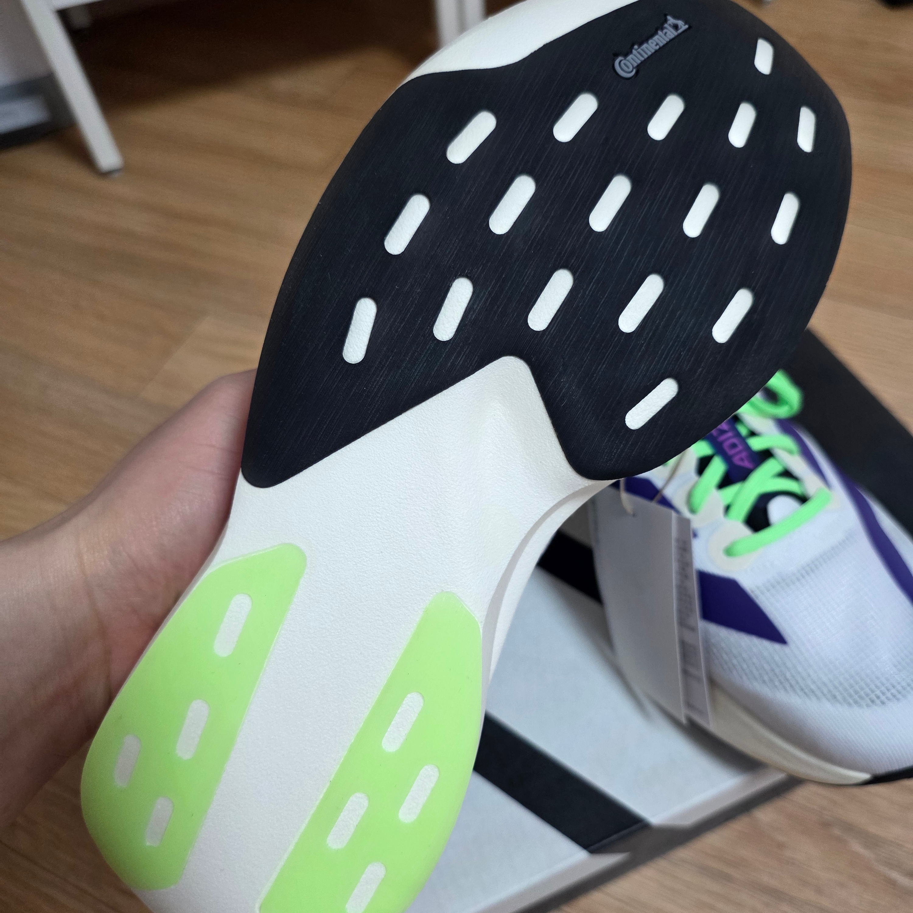 Adidas Adizero EVO SL Cloud White Collegiate Purple 착용 스타일 - 2