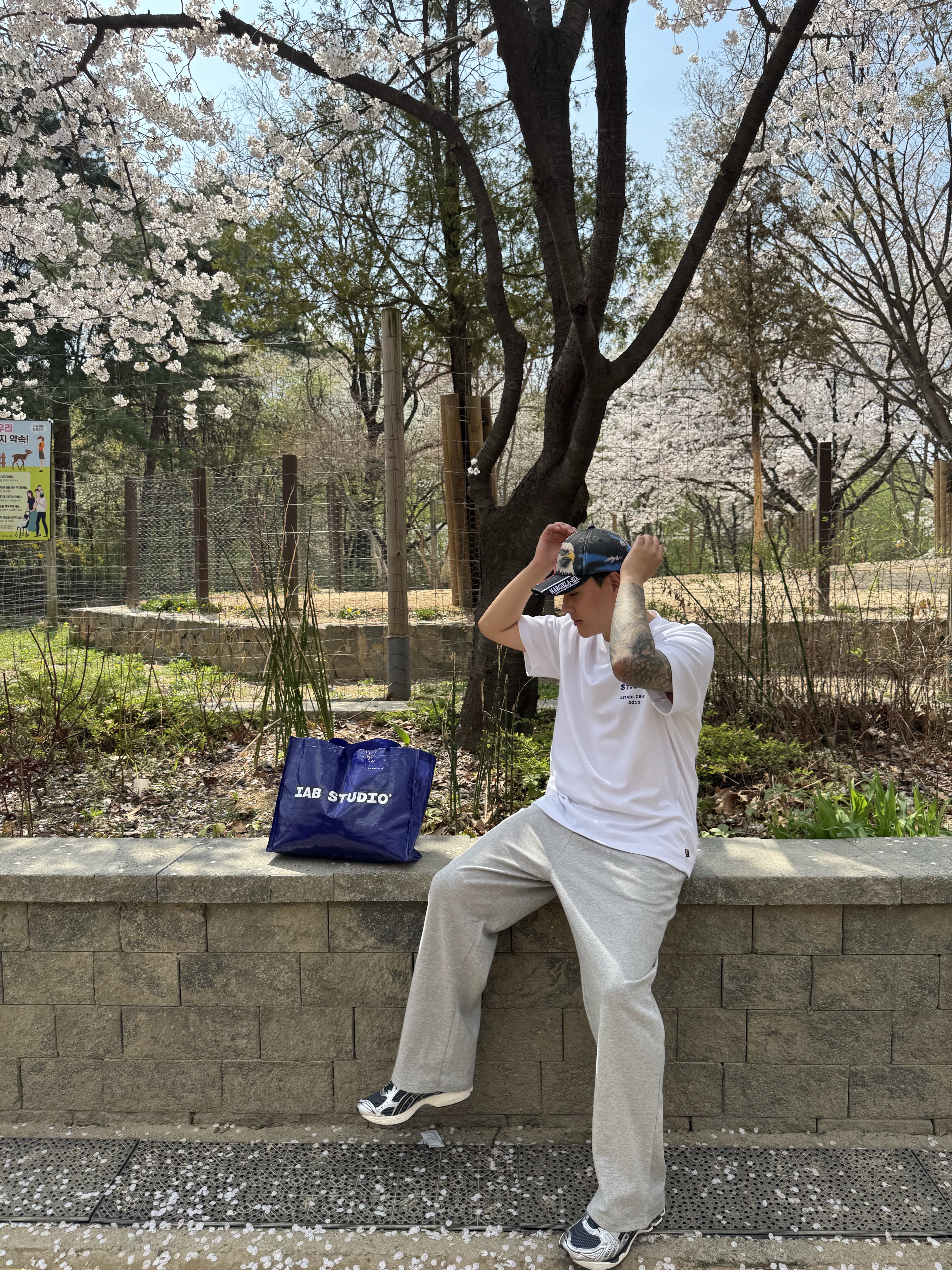 Supreme x MM6 Maison Margiela Split 6-Panel Black - 26SS, IAB Studio 26 IAB T-Shirt White Navy 착용 스타일 - 2