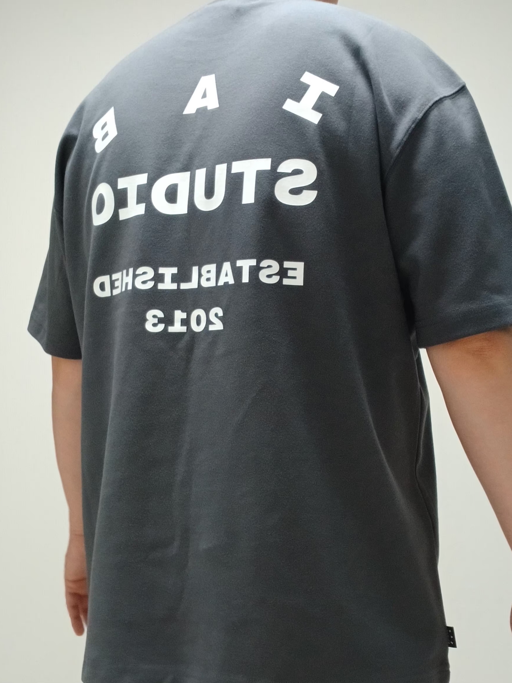 IAB Studio 26 IAB T-Shirt Charcoal White 착용 스타일 - 5
