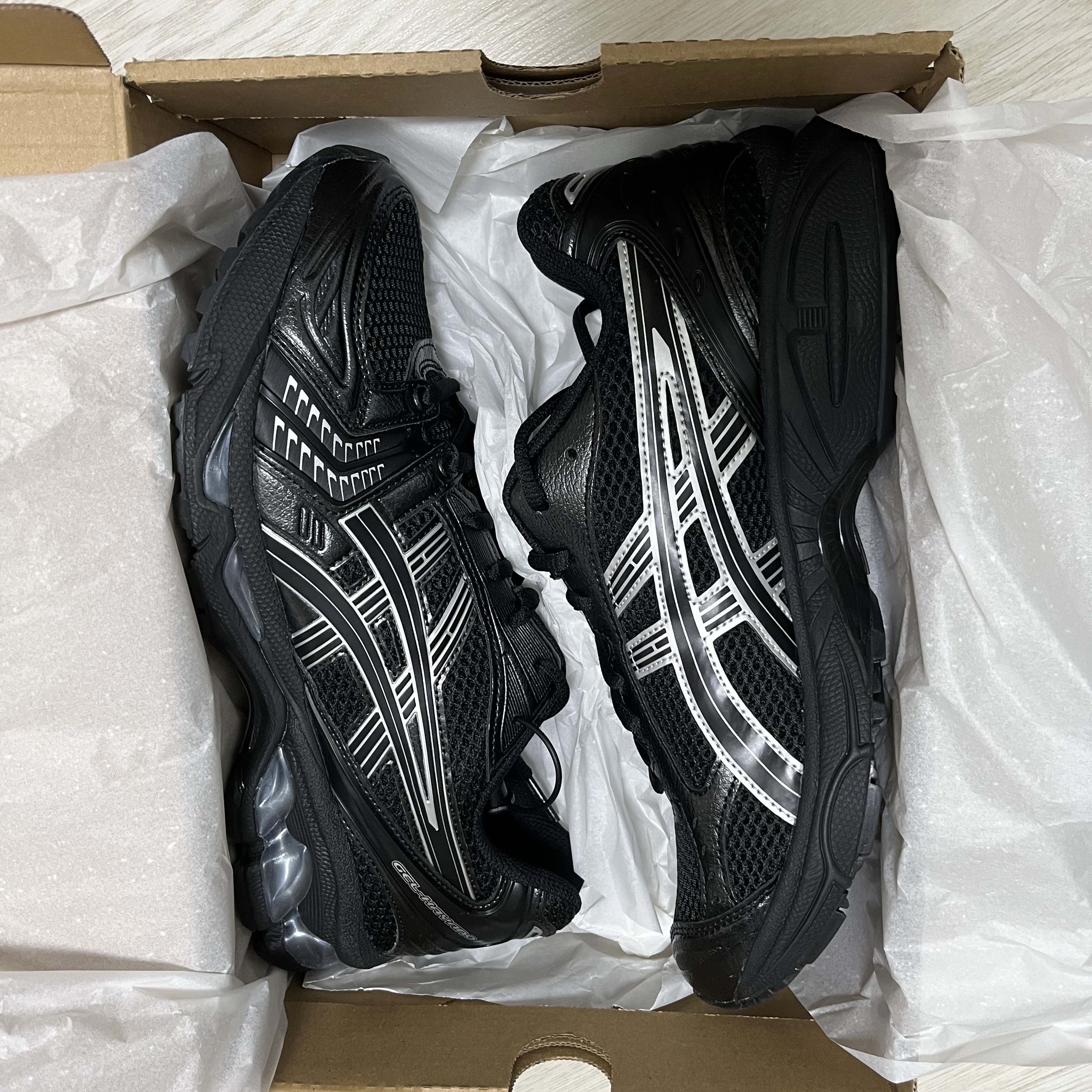 Asics Gel-Kayano 14 Black Pure Silver 착용 스타일 - 3