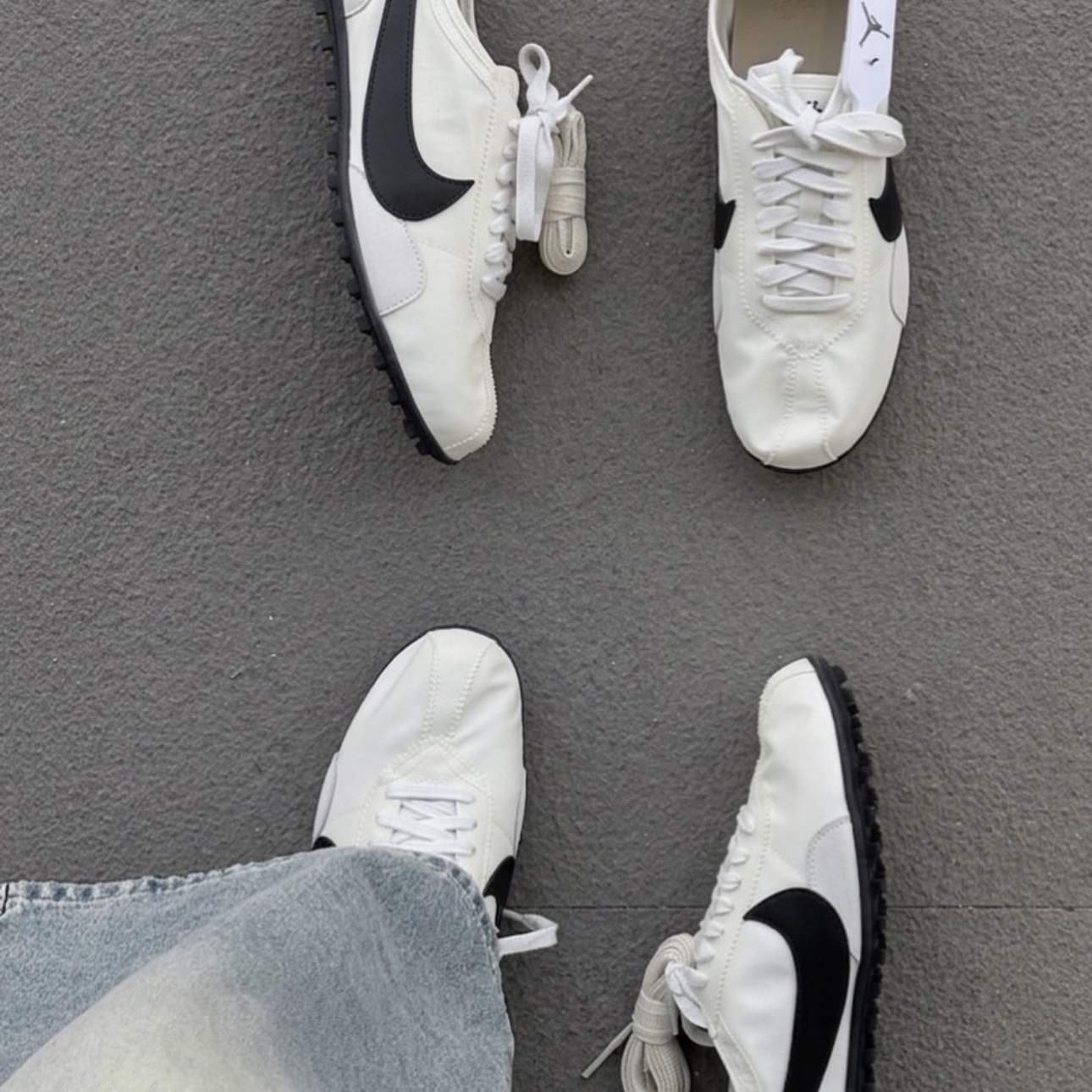 (W) Nike Moon Shoe Soft Pearl and Black 착용 스타일 - 1