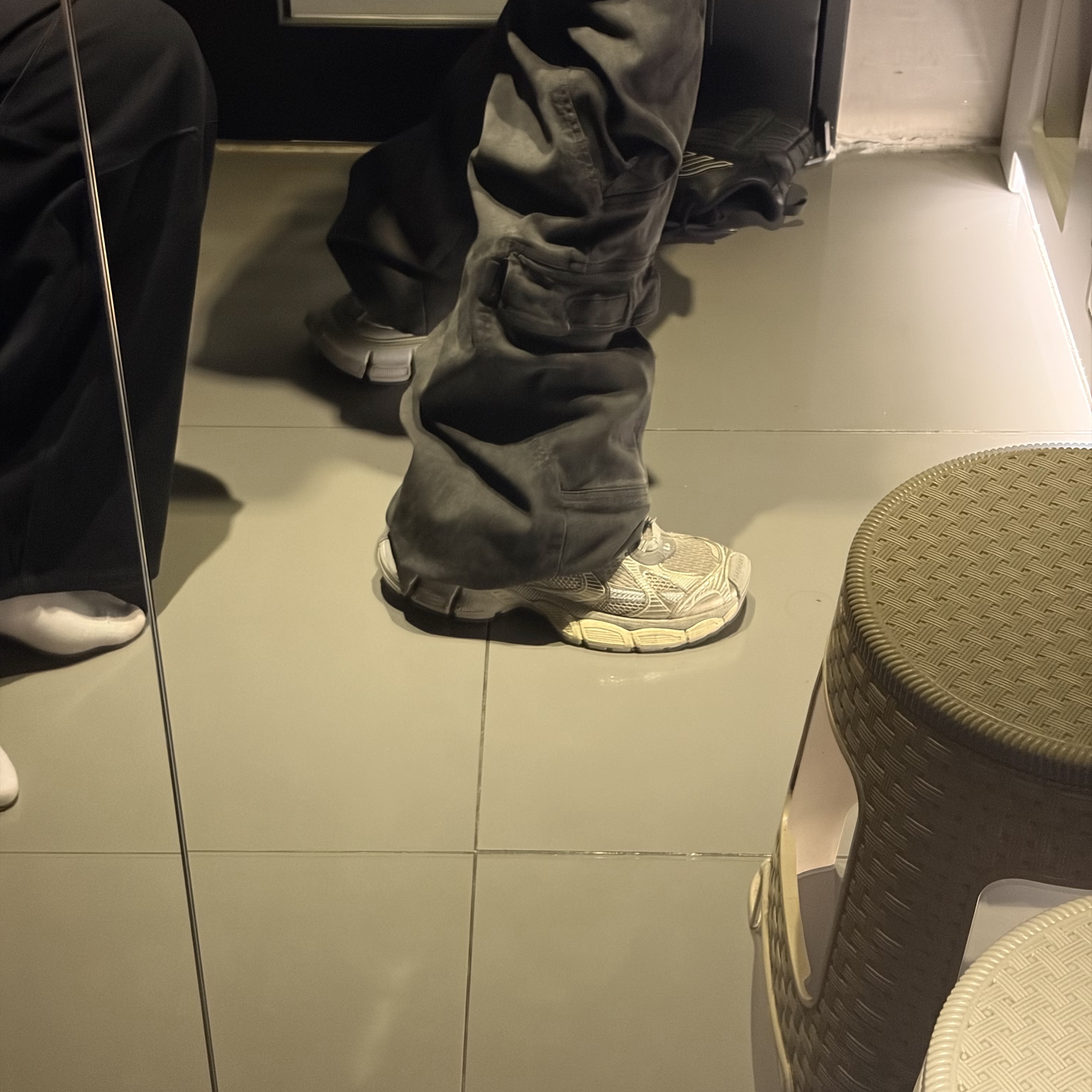 Balenciaga 3XL Sneakers Light Beige, Rick Owens Drkshdw Twill Double Cargo Jumbo Belas Pants Dark Dust 착용 스타일