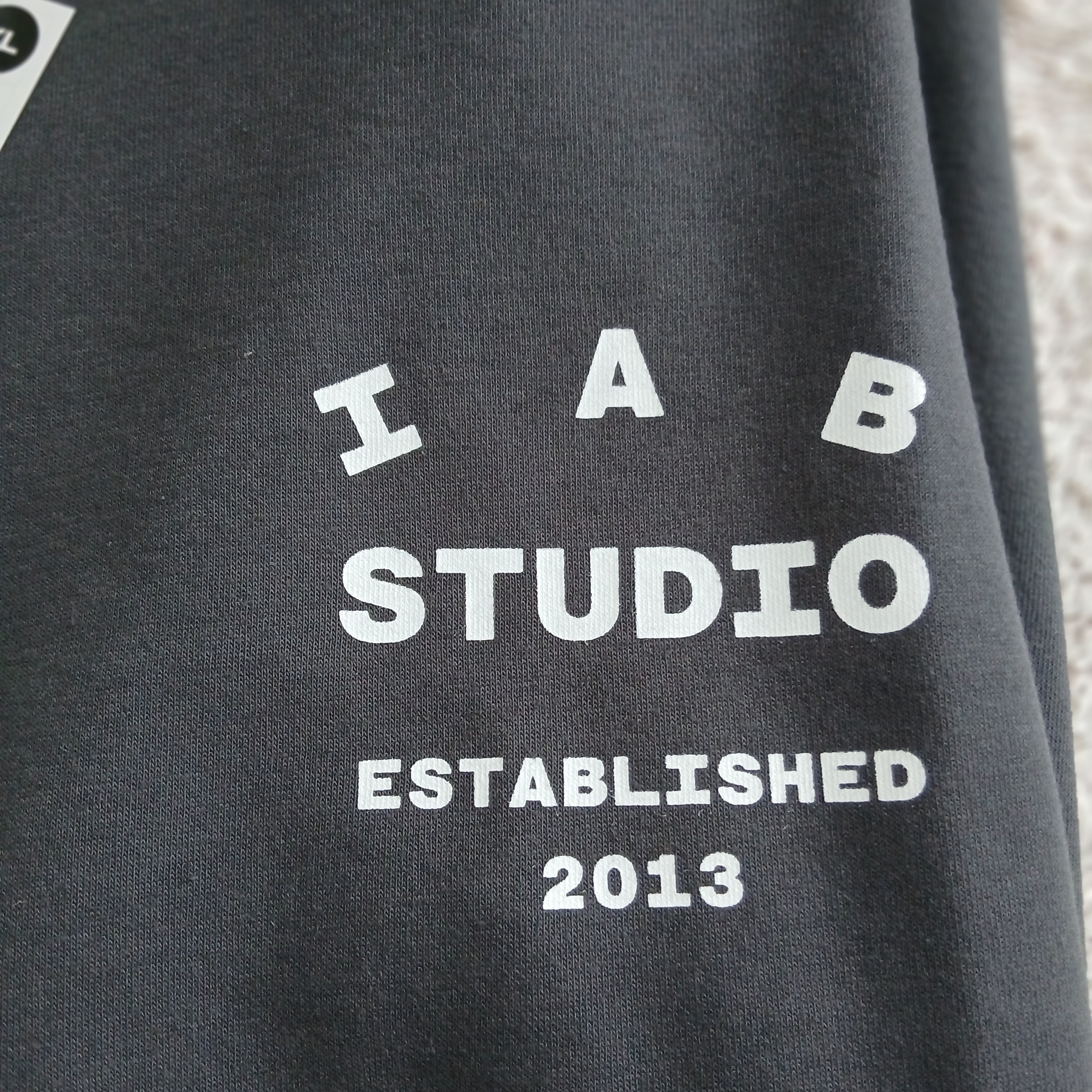 IAB Studio 26 IAB T-Shirt Charcoal White 착용 스타일 - 4
