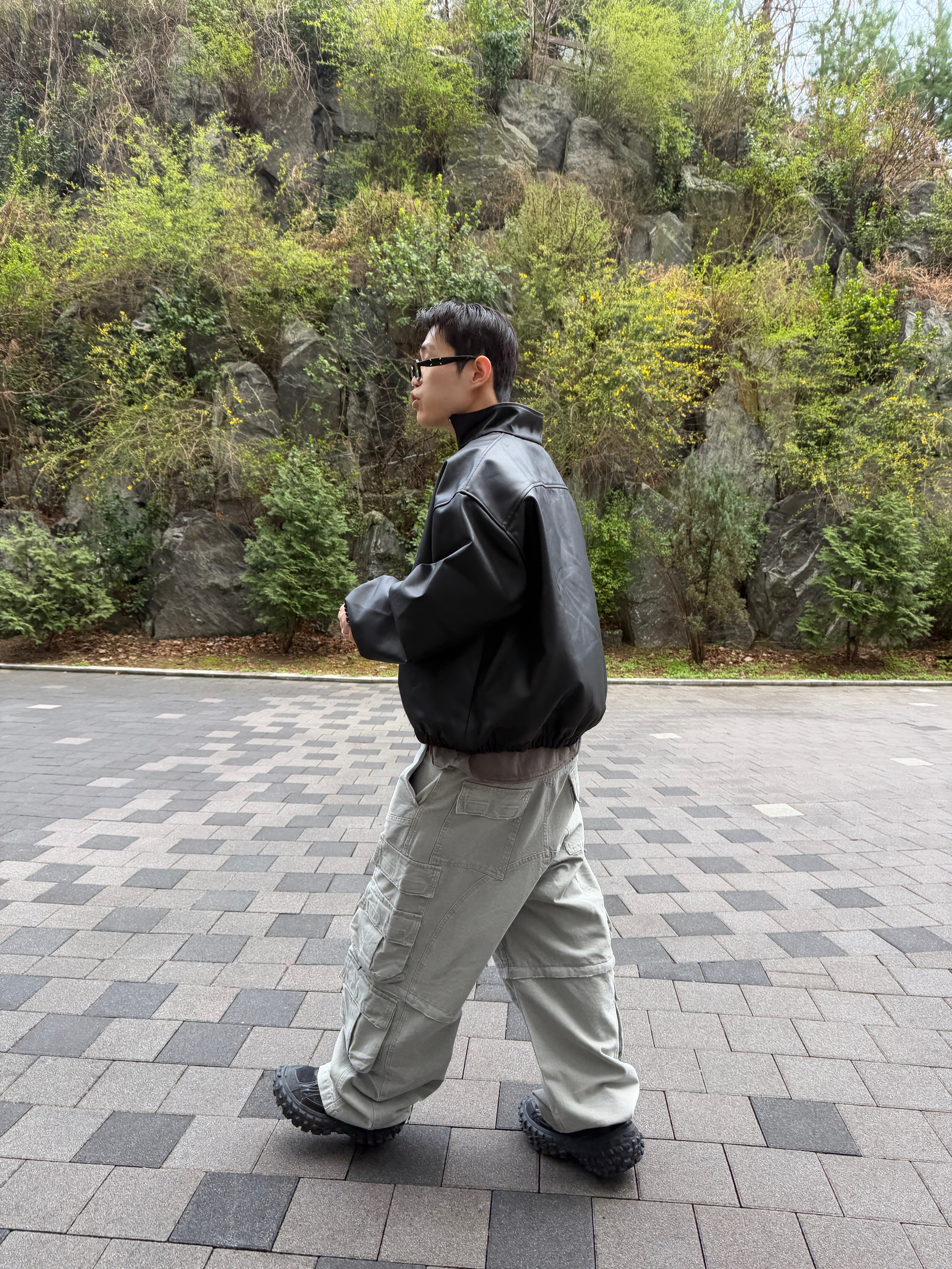 Nonnod Half Zip Coated Denim Black, Undermycar Combat Utility Cargo Pants Misty Green 착용 스타일 - 1