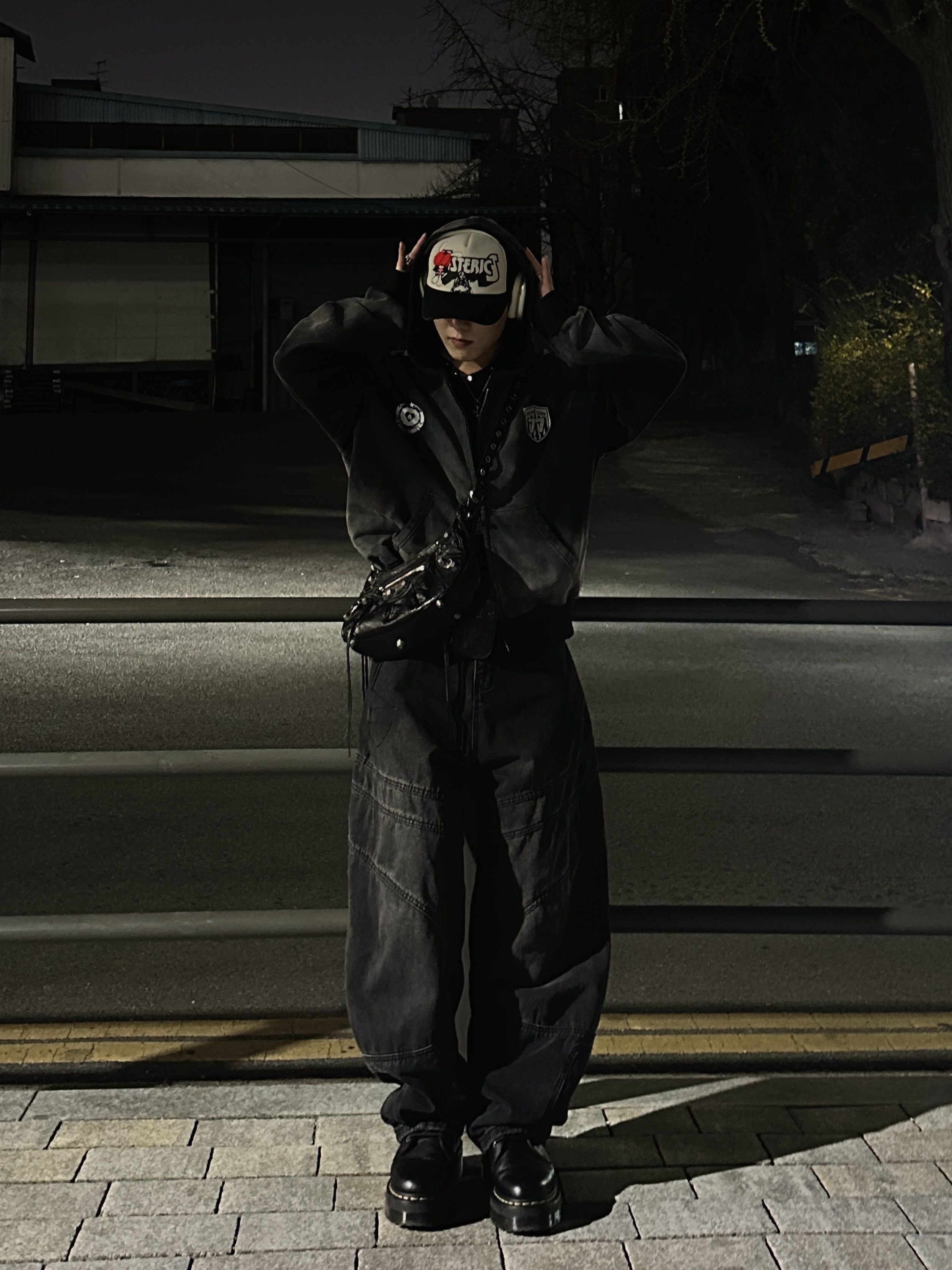 Dr. Martens Jadon III Boots Black, Balenciaga Le Cagole Small Shoulder Bag Black 착용 스타일 - 3