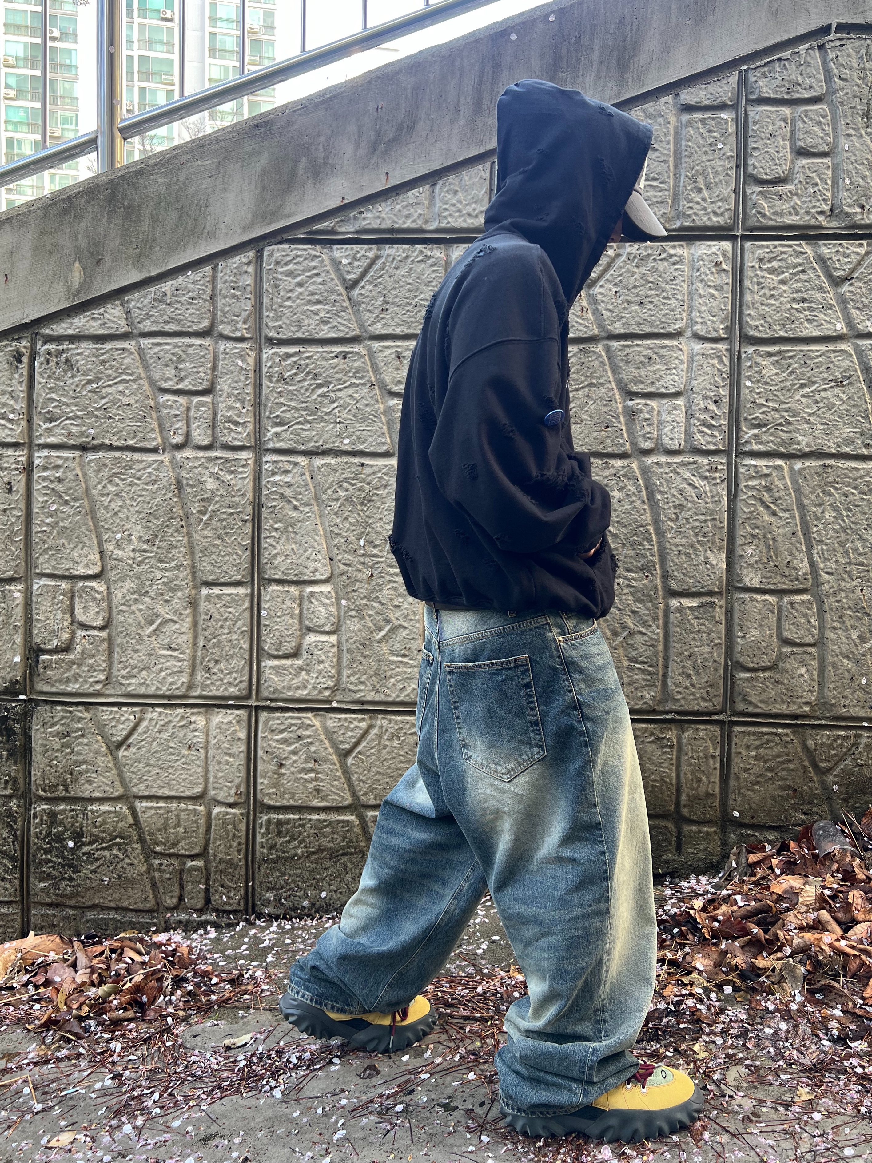 Undermycar Mu.26 Anti Fxxking Logo Play Brush Washed Wide Jeans Oil Blue, Undermycar Otter Oversized Damage-Washed Hood Zip-Up Sepia - 22FW 착용 스타일 - 1