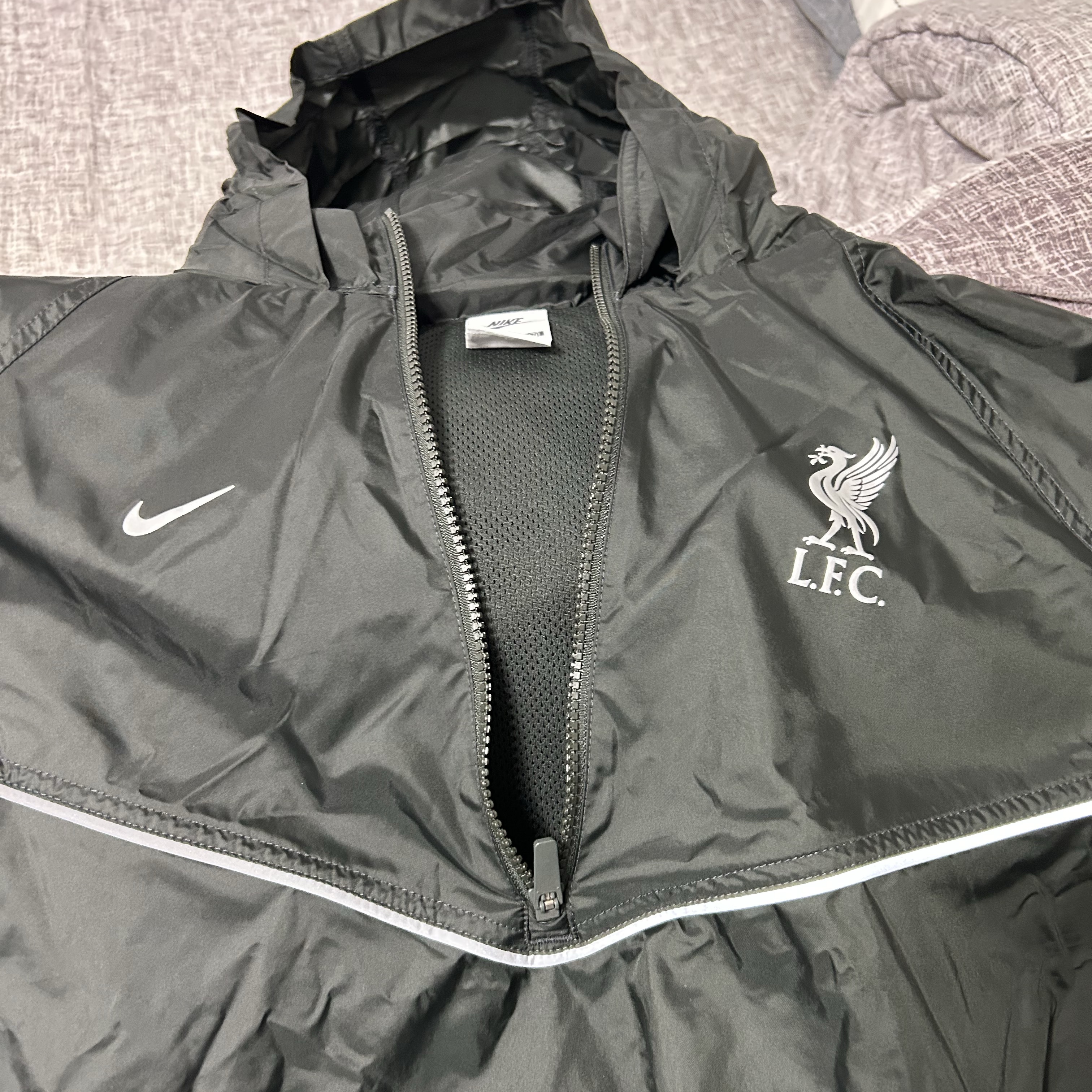Nike Liverpool FC Windrunner Soccer Anorak Jacket Night Forest Metallic Silver - Asia 착용 스타일
