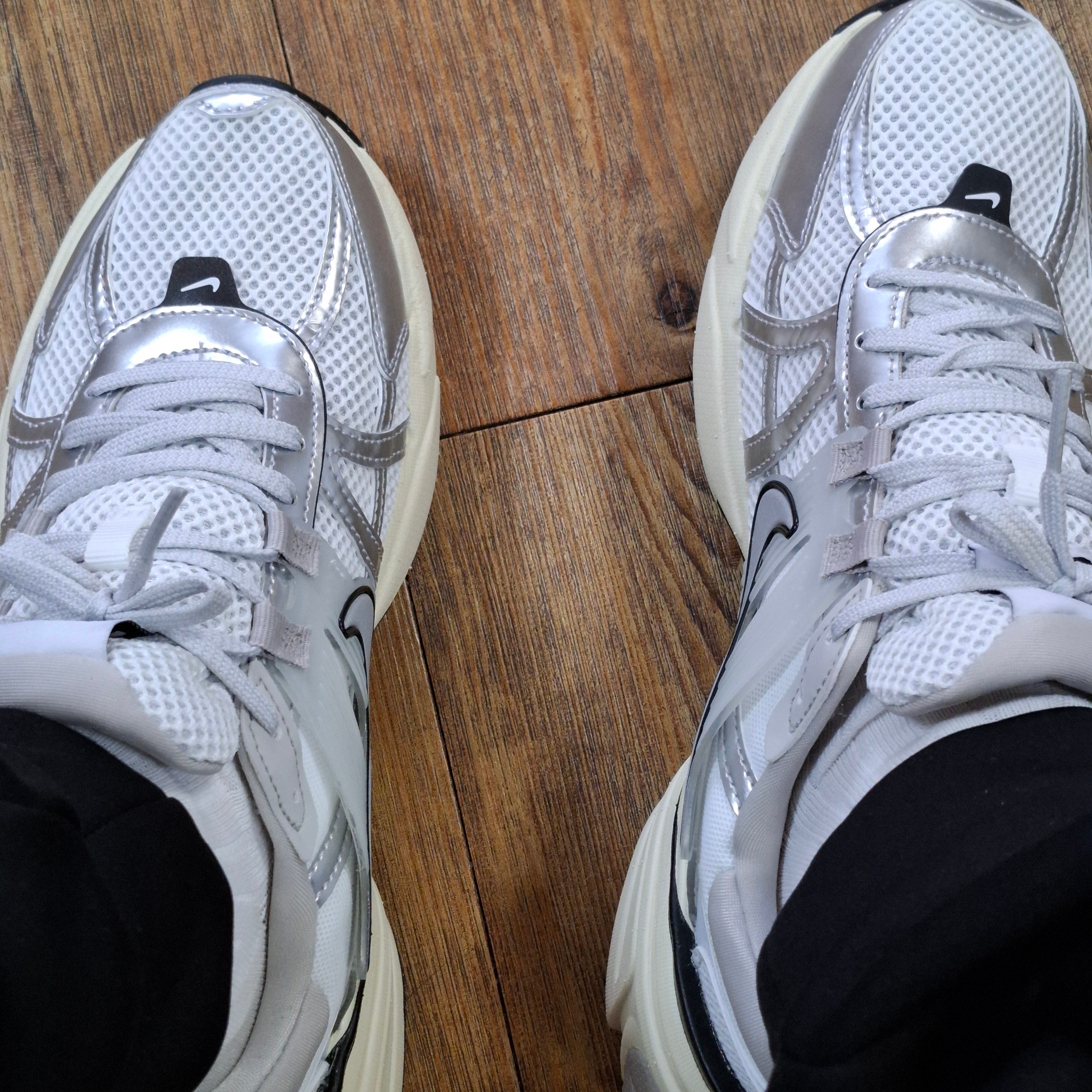 Nike V2K Run Summit White Metallic Silver 착용 스타일
