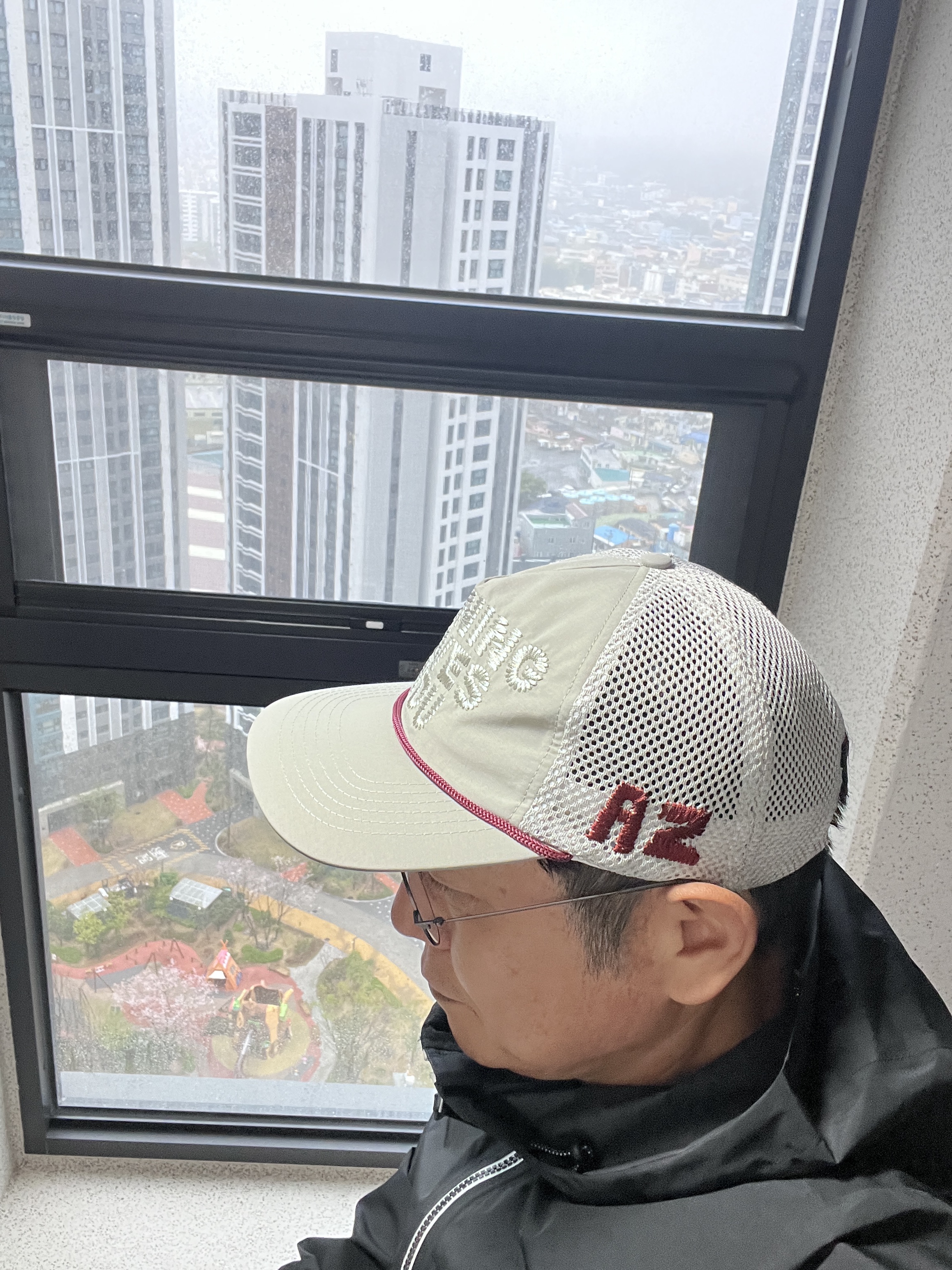 Alex Zono Running Loves You Trucker Hat Silver 착용 스타일