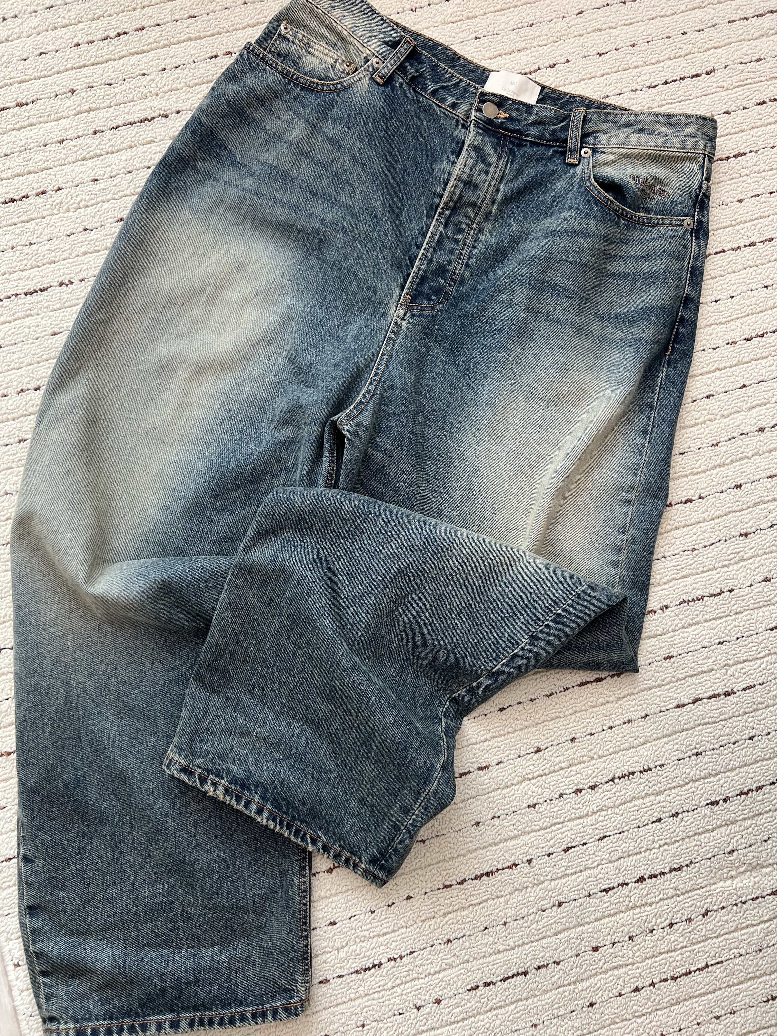 Undermycar Mu.26 Anti Fxxking Logo Play Brush Washed Wide Jeans Oil Blue 착용 스타일