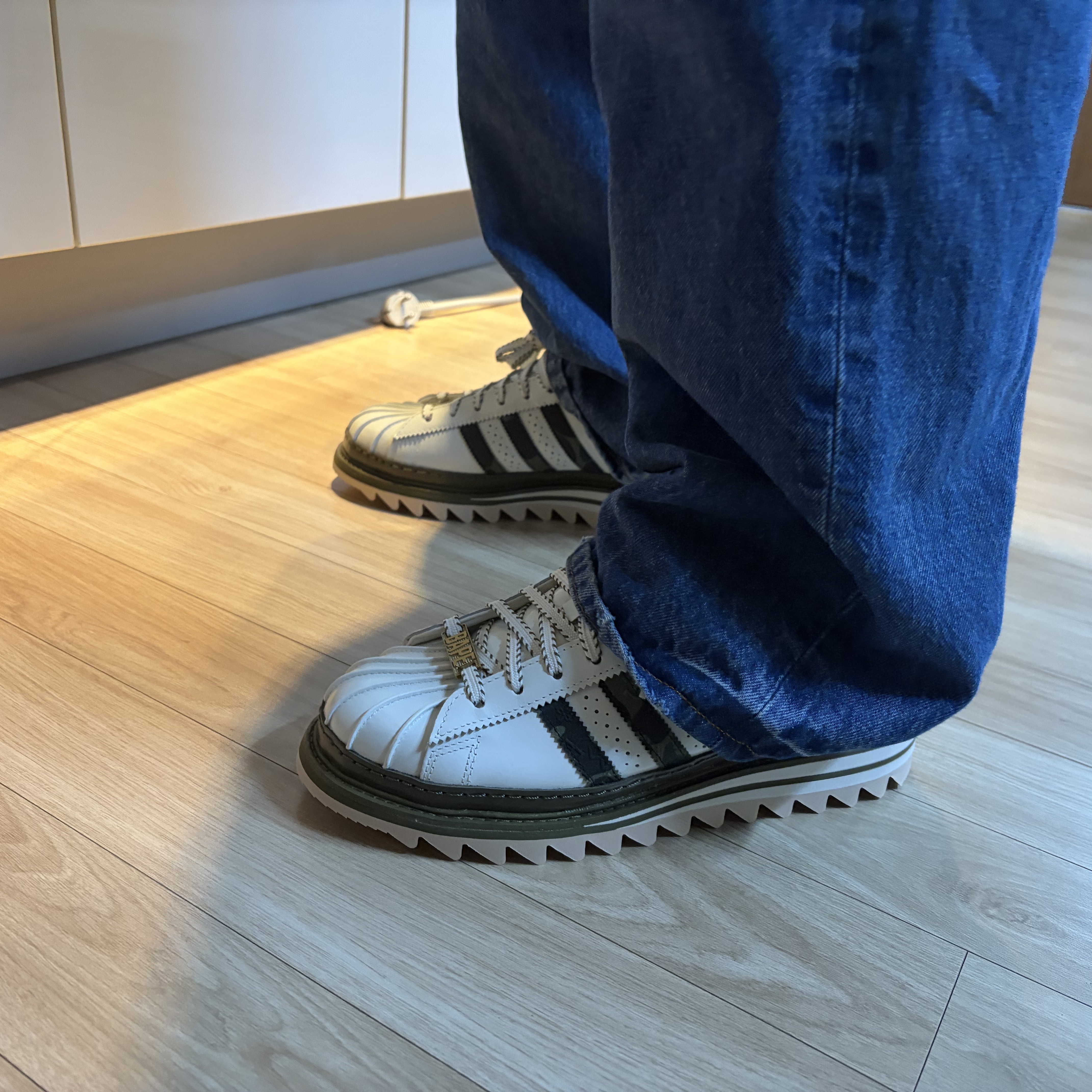 Adidas x BAPE x Edison Chen Clot Superstar Off White Branch 착용 스타일 - 3