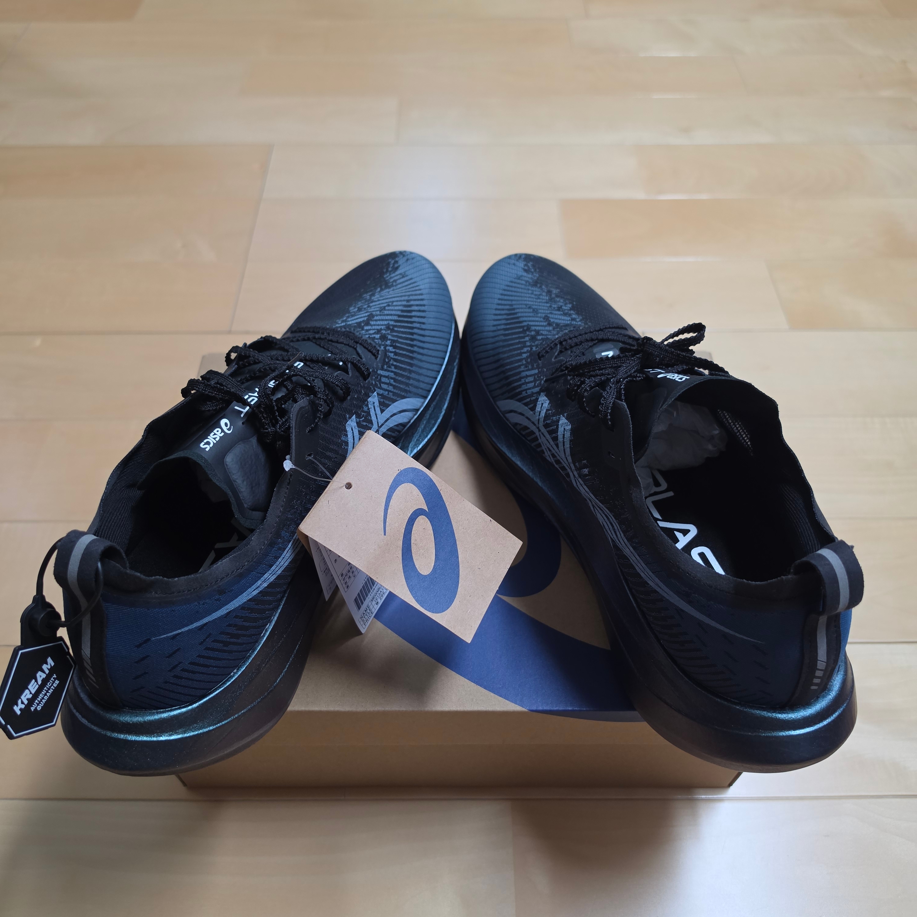 Asics Megablast Black White 착용 스타일 - 4