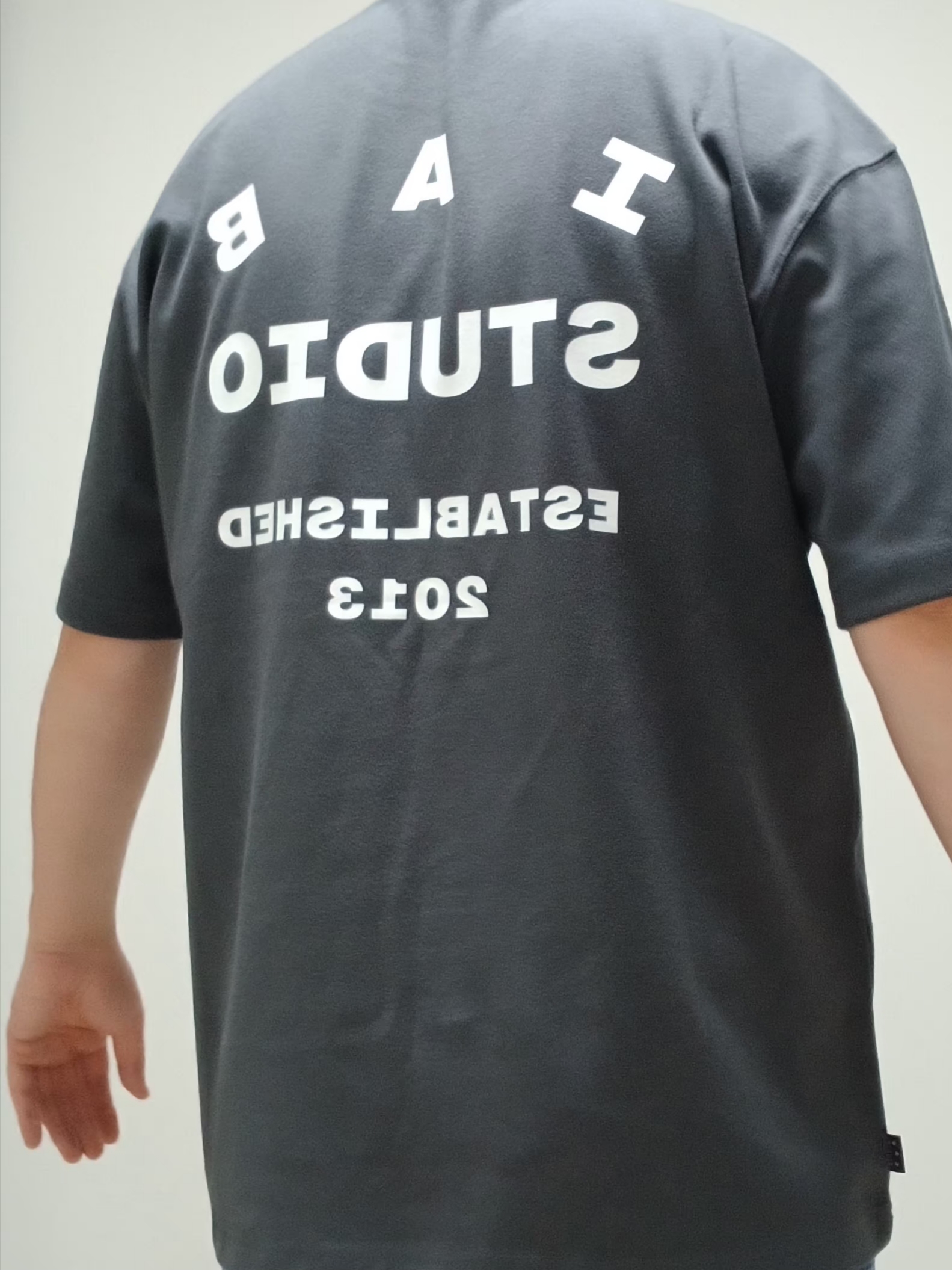 IAB Studio 26 IAB T-Shirt Charcoal White 착용 스타일 - 1