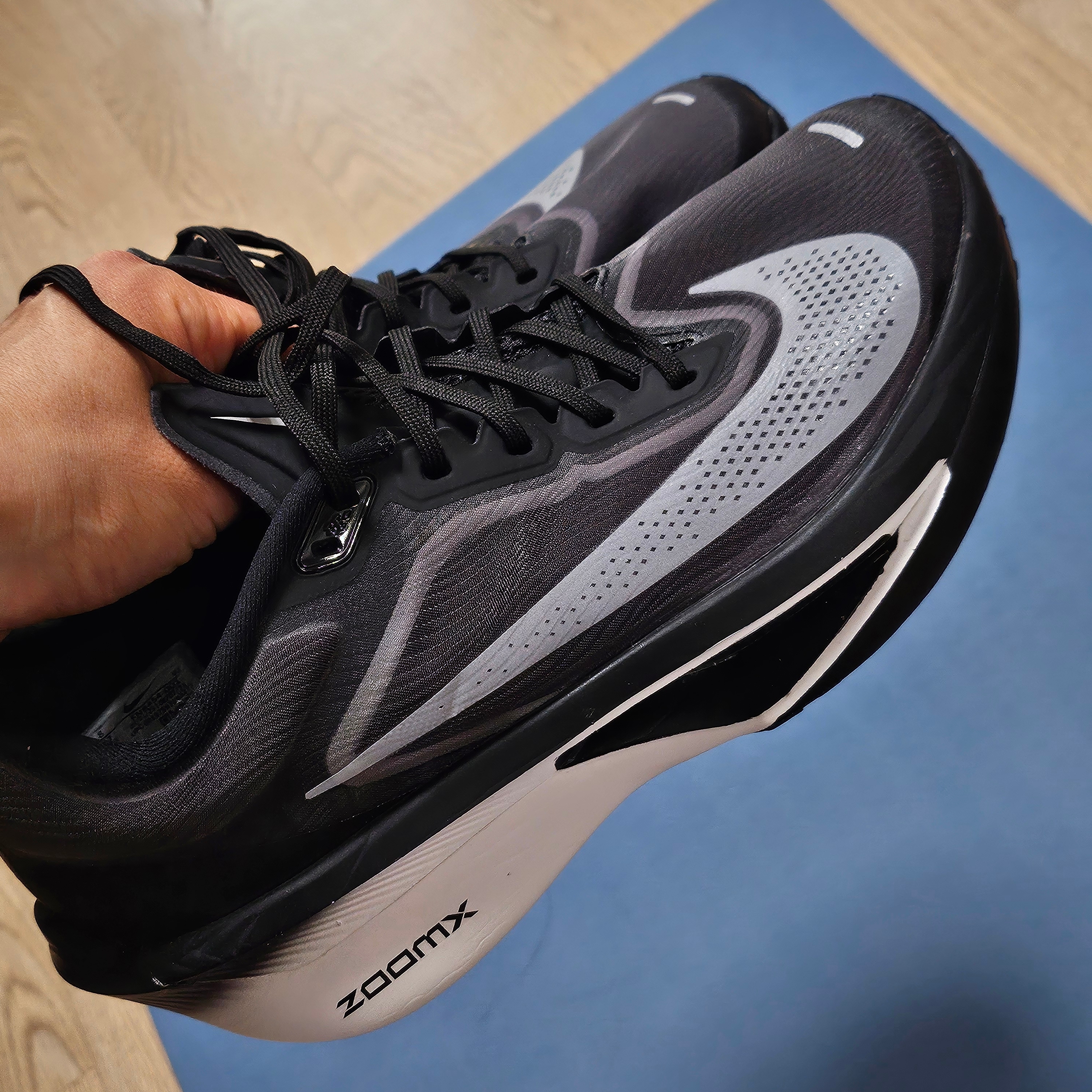 Nike Zoom Fly 6 Black Light Smoke Grey 착용 스타일 - 4
