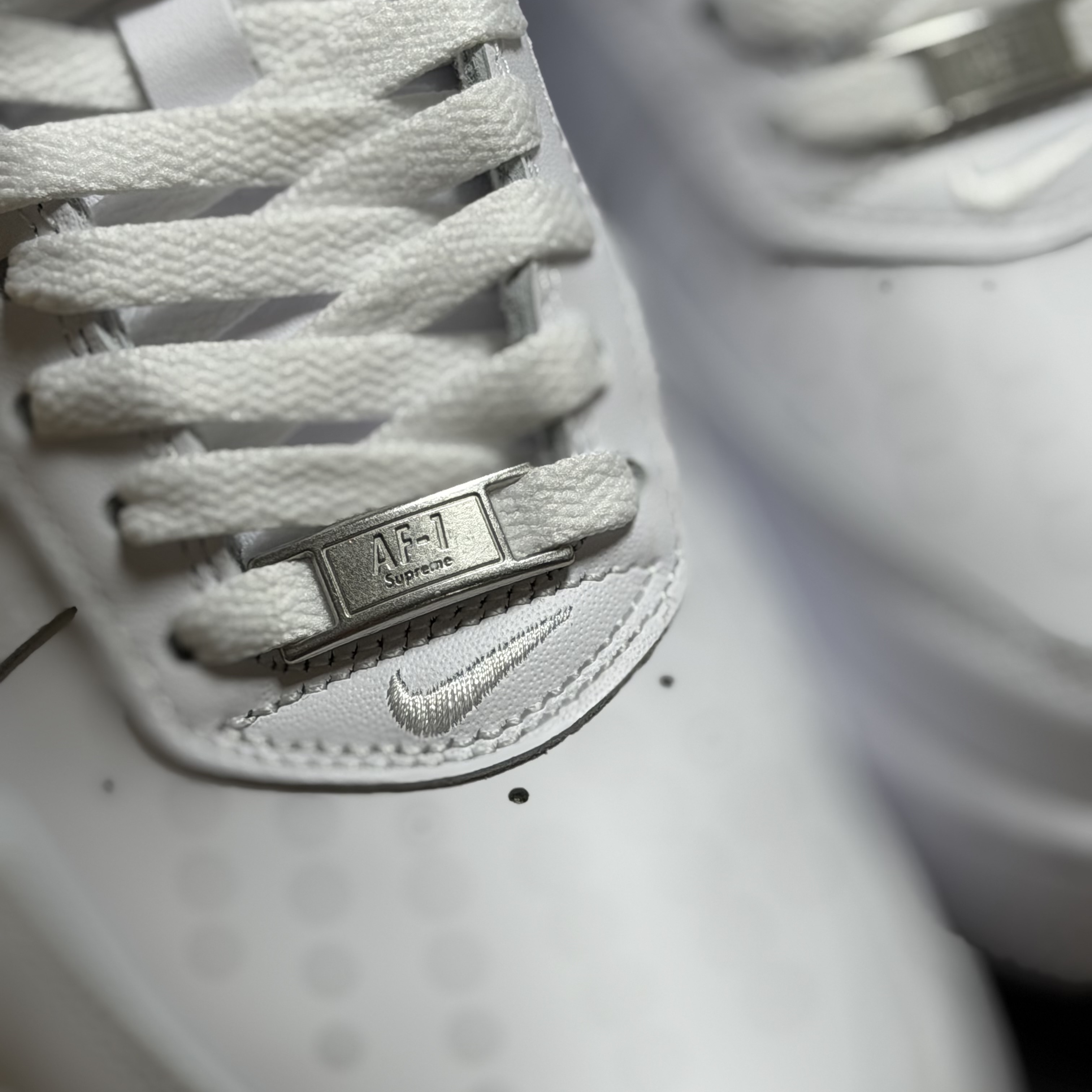 Nike x Supreme Air Force 1 Low White 착용 스타일 - 5