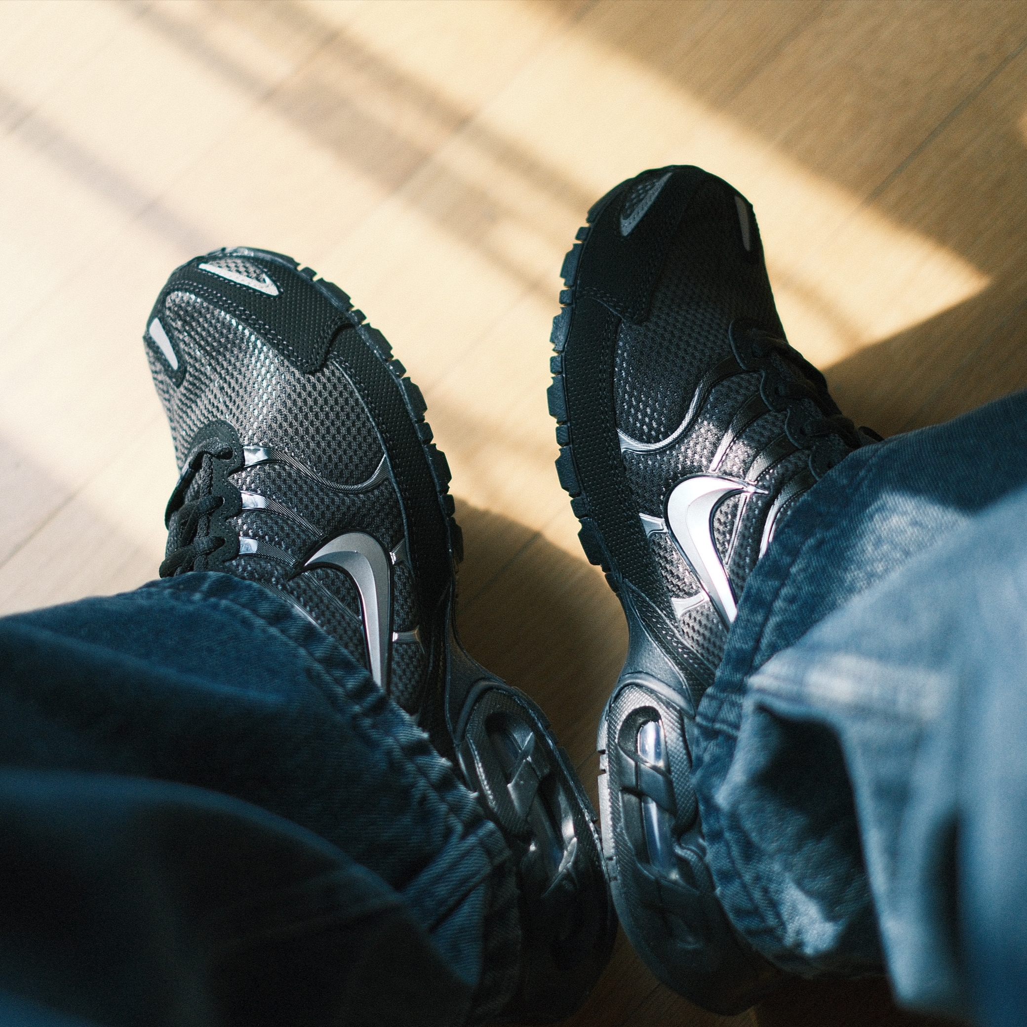 Nike Air Max Torch 4 Anthracite Metallic Silver, Millo Archive Reflect Curved Pants Ink Blue 착용 스타일 - 1