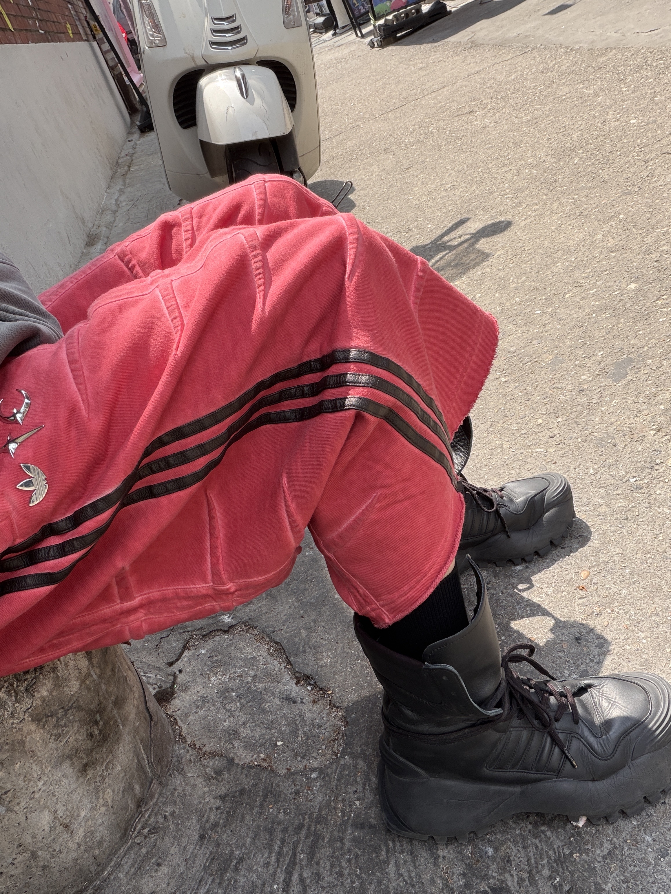 Adidas x Willy Chavarria Chavarria Forum Boots Mid Core Black Core Black, Adidas x Thug Club Bermuda Shorts Power Red - KR Sizing 착용 스타일 - 2