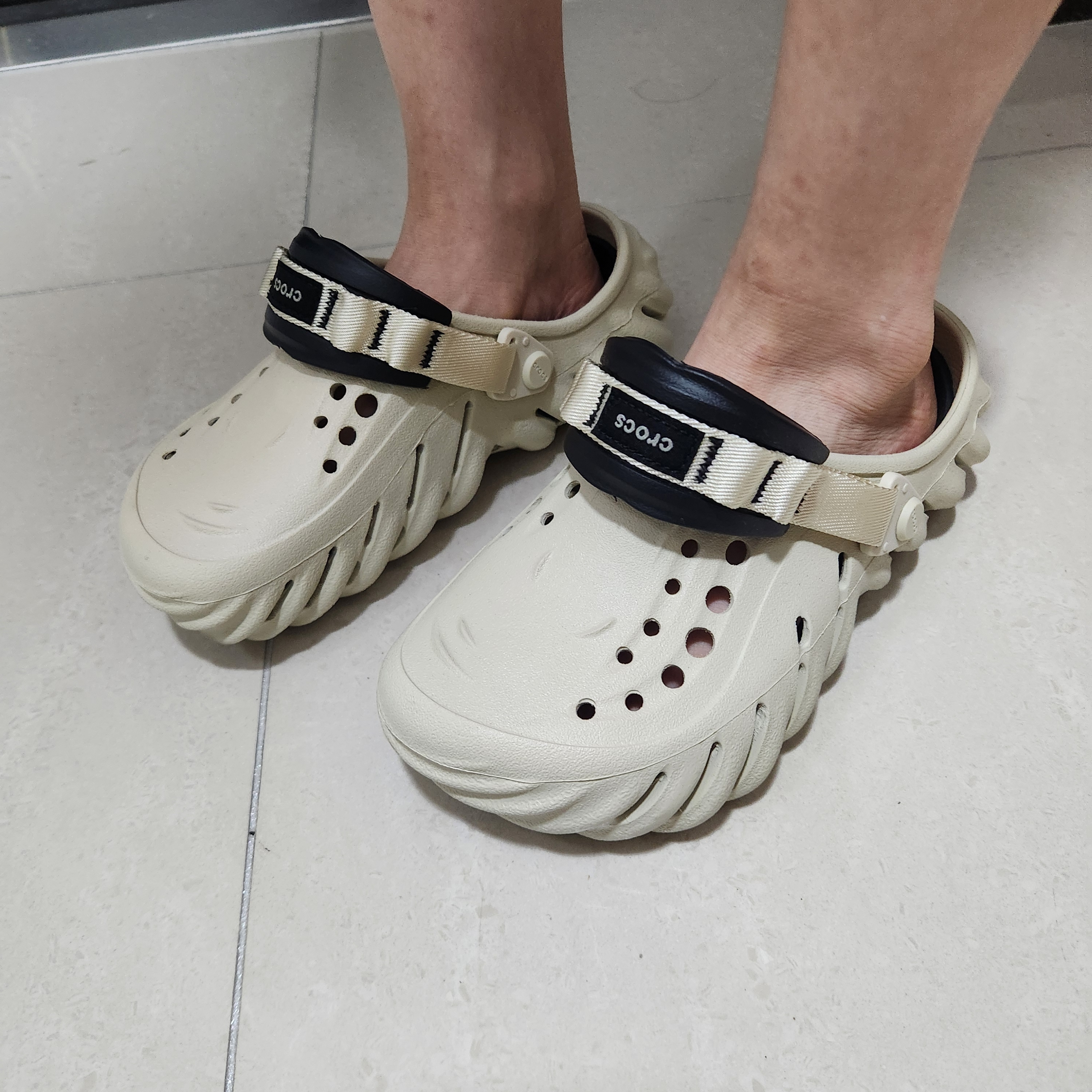 Crocs Echo Clog Bone Black 착용 스타일 - 1