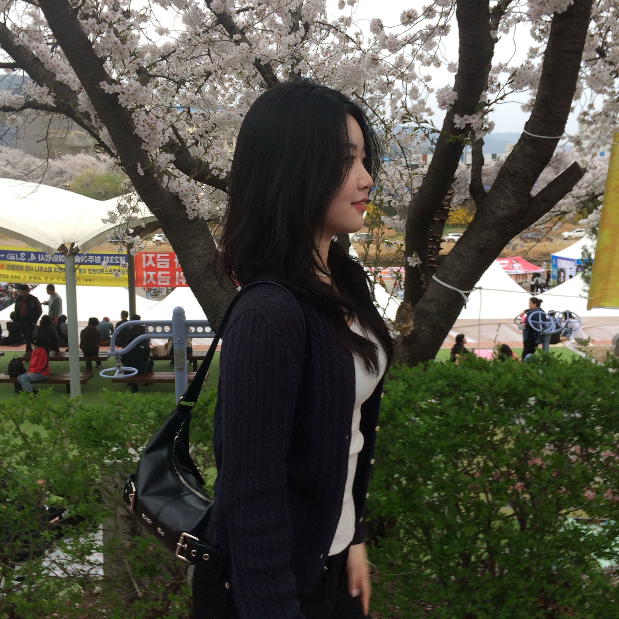 Matin Kim Belted Shoulder Bag Black, (W) Matin Kim Pintuck Sleeveless Top White 착용 스타일 - 2