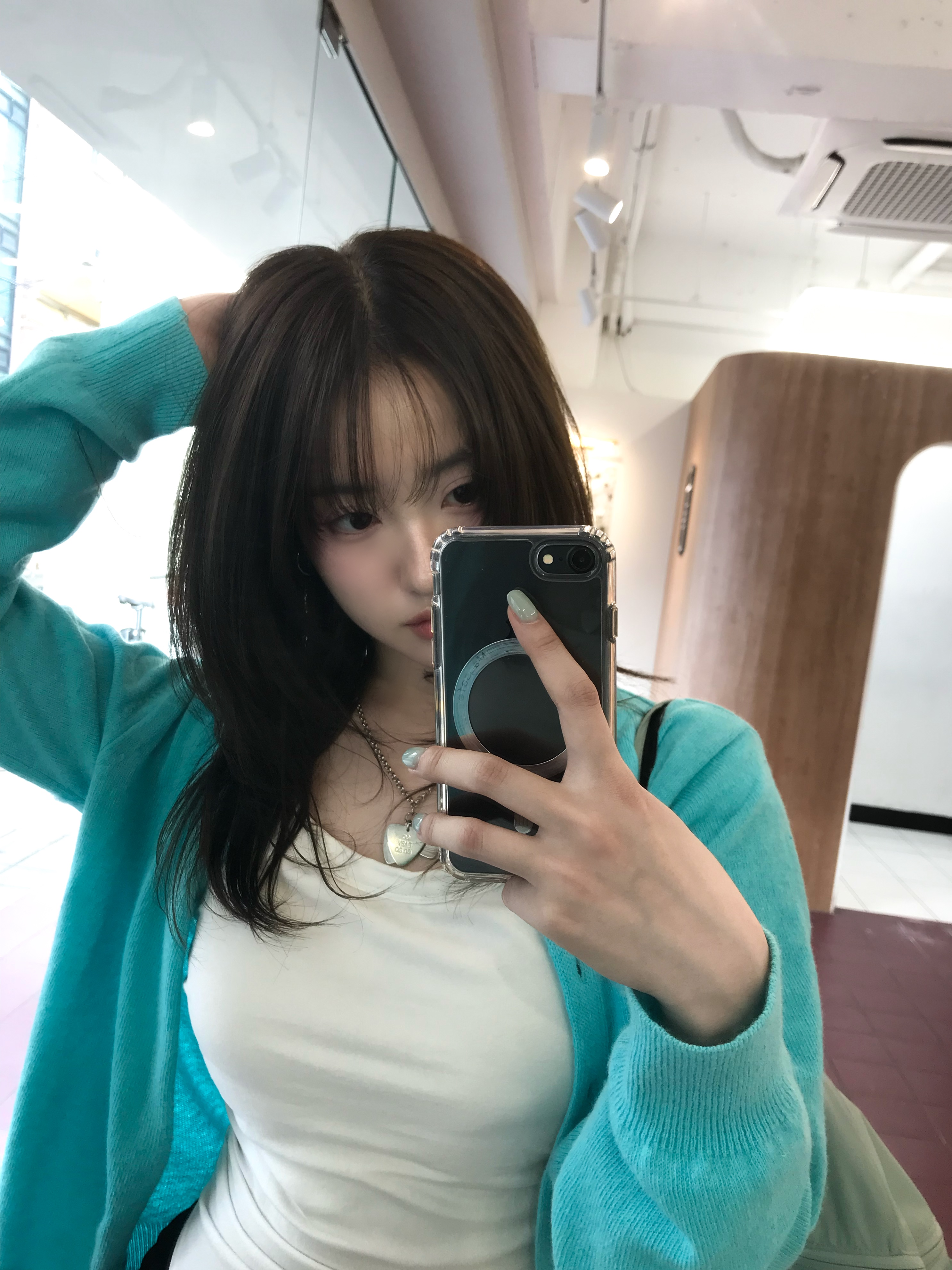 (W) Hysteric Glamour On Skull Pick Necklace Silver 착용 스타일 - 1