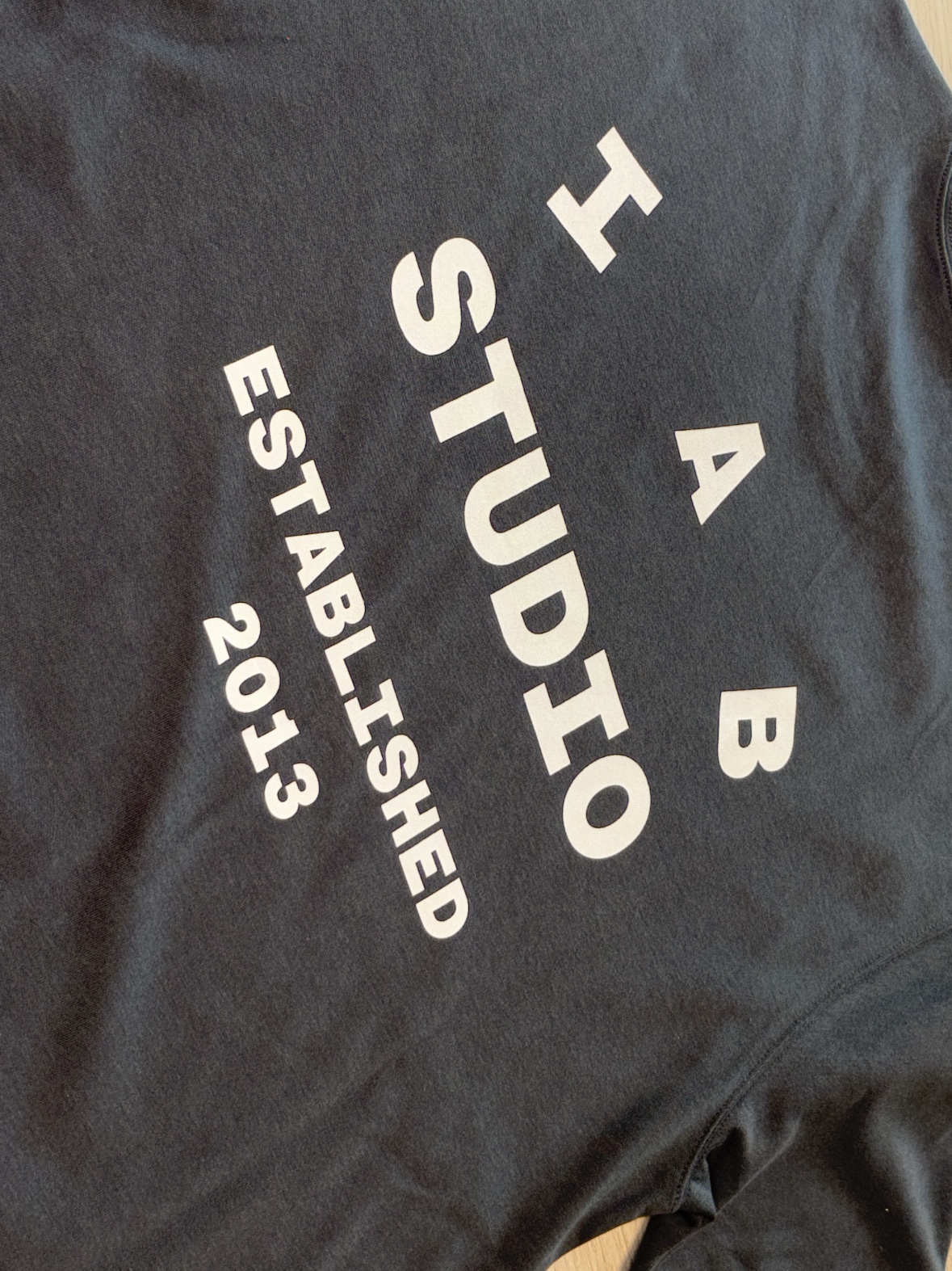 IAB Studio 26 IAB T-Shirt Charcoal White 착용 스타일 - 1