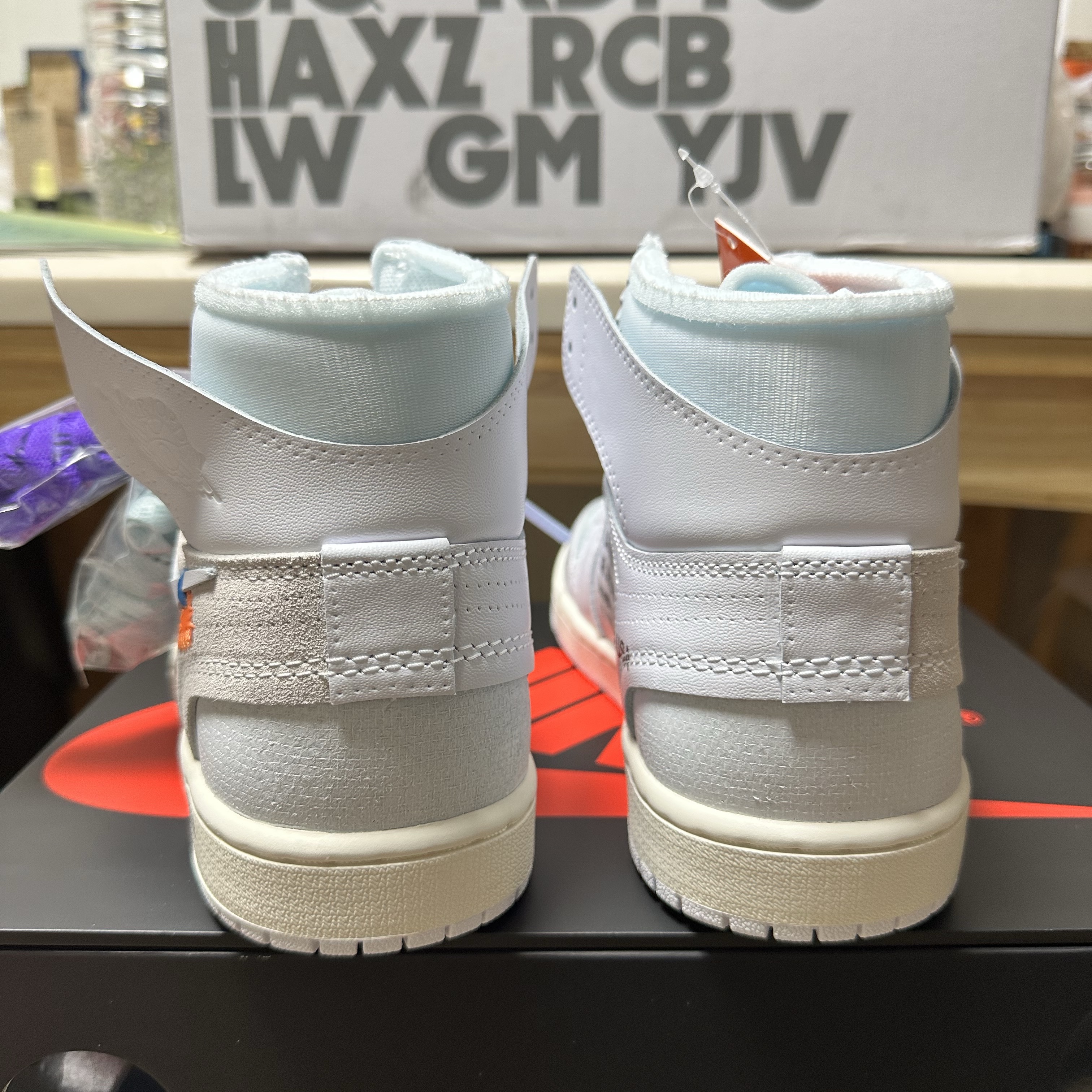 Jordan 1 x Virgil Abloh Archive Retro High Alaska White 착용 스타일 - 9