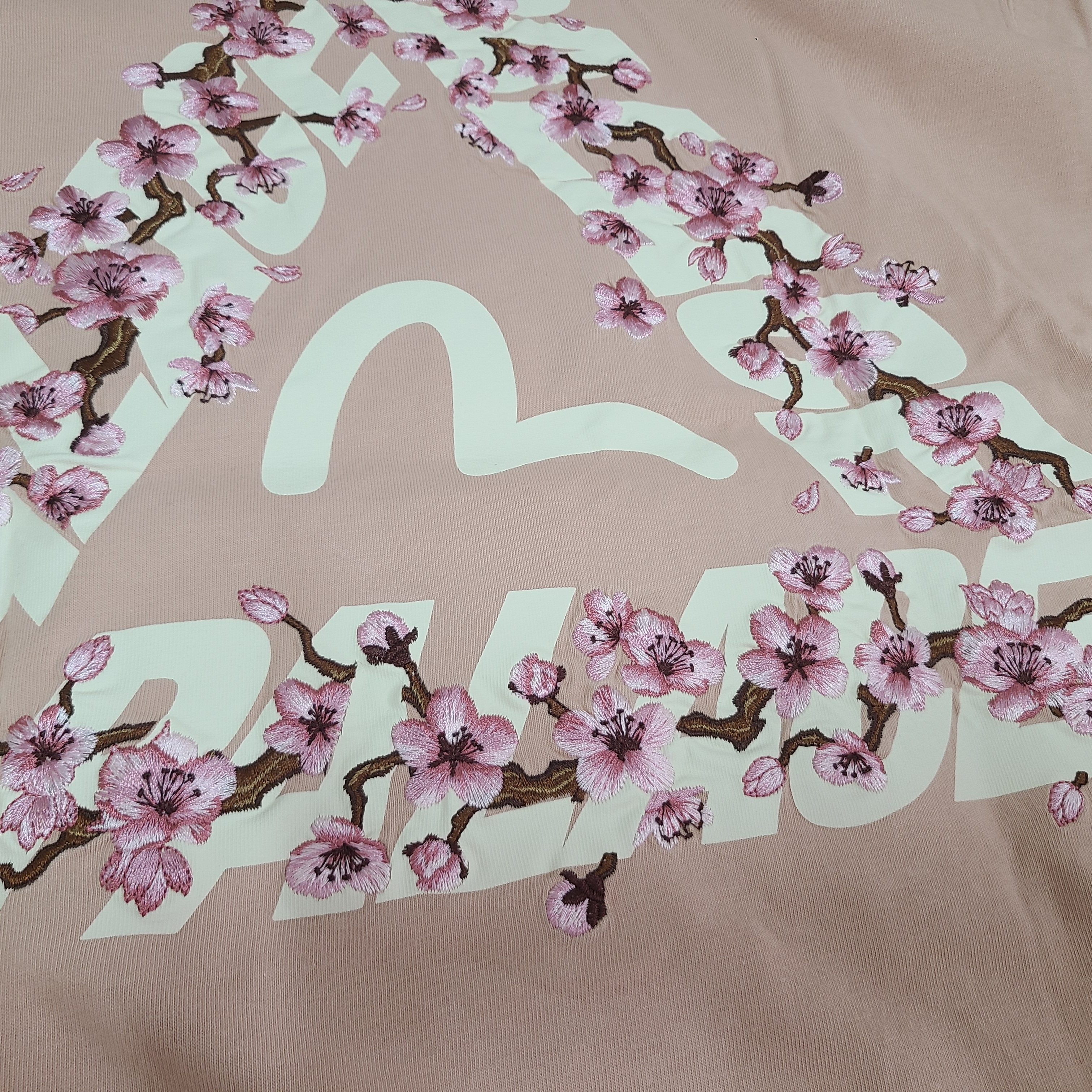 Palace x Evisu Heavy Wash T-Shirt Misty Pink - 26SS 착용 스타일 - 2