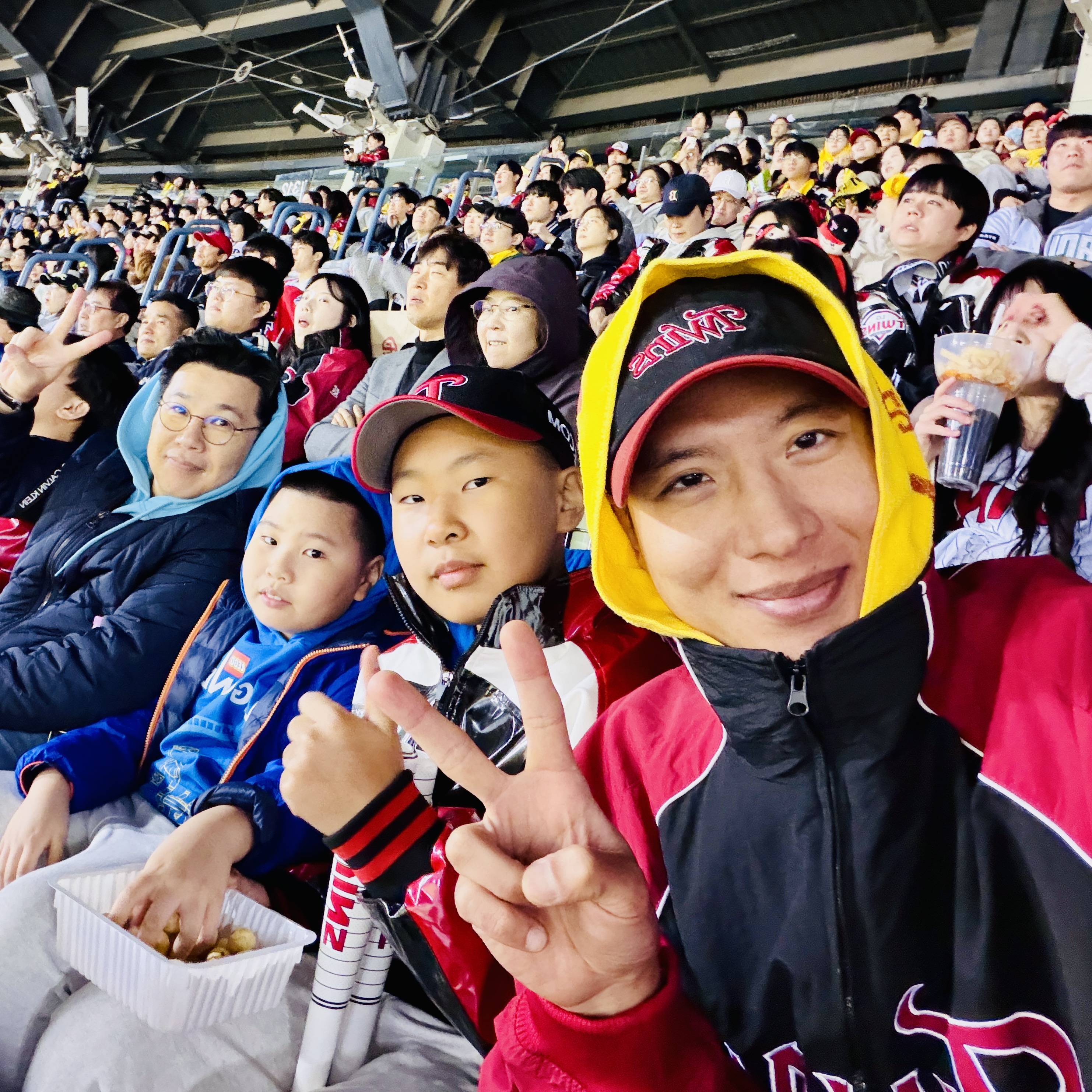 BDNS x LG TWINS Dugout Jacket Red 착용 스타일 - 1