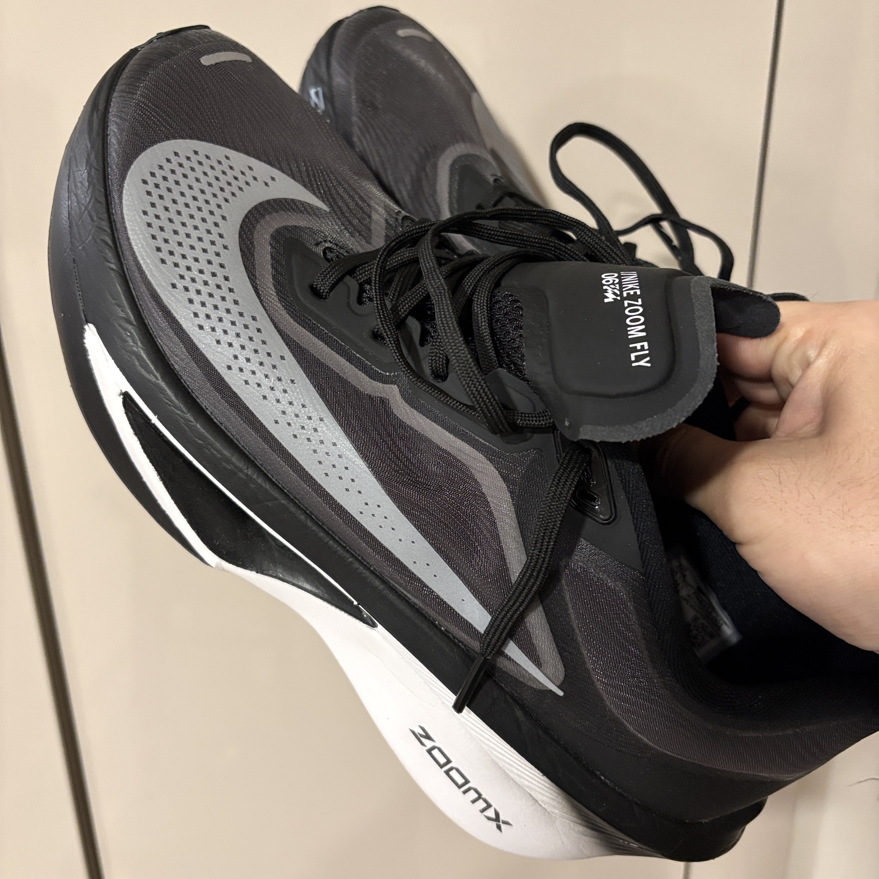 Nike Zoom Fly 6 Black Light Smoke Grey 착용 스타일 - 2