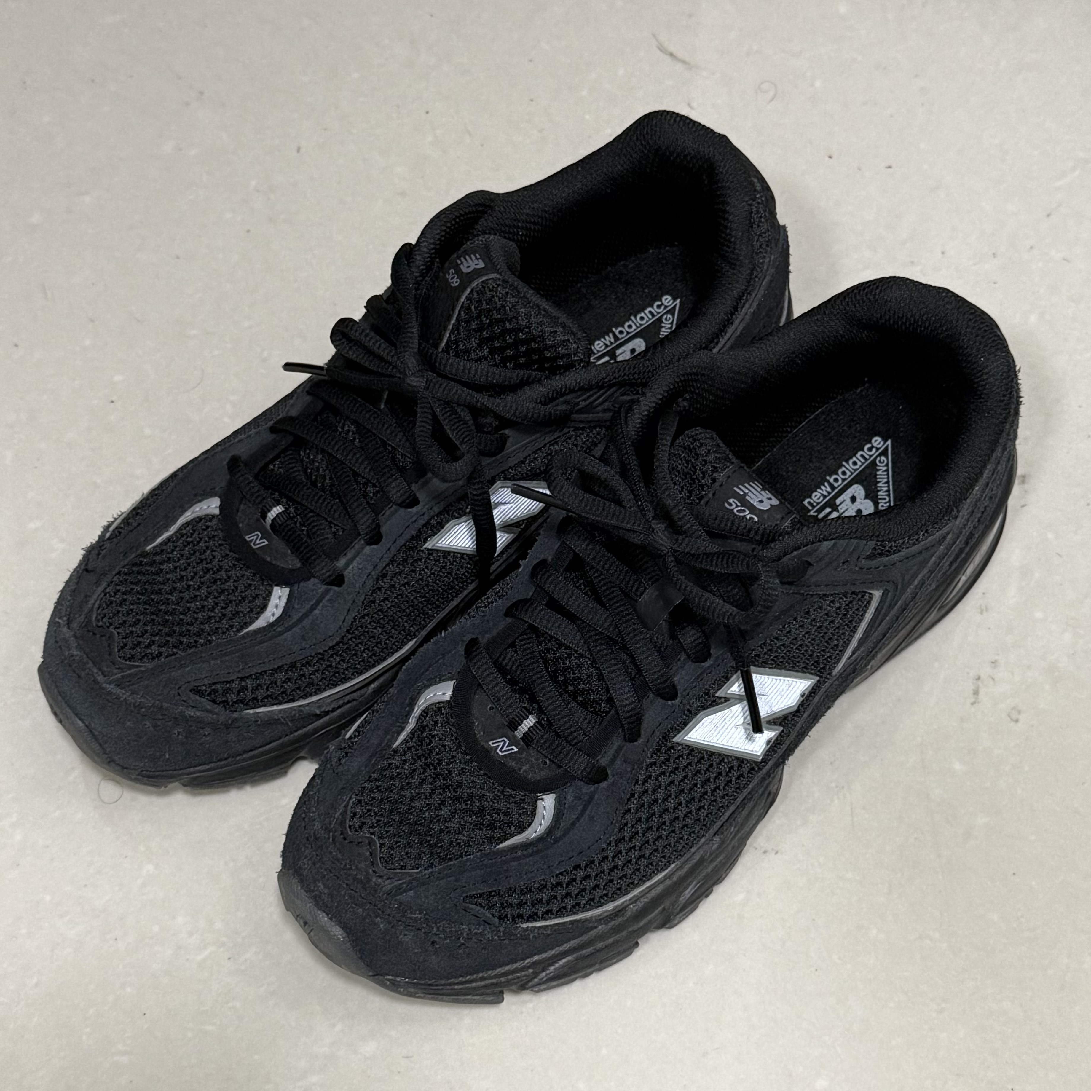 New Balance 509 Black 착용 스타일