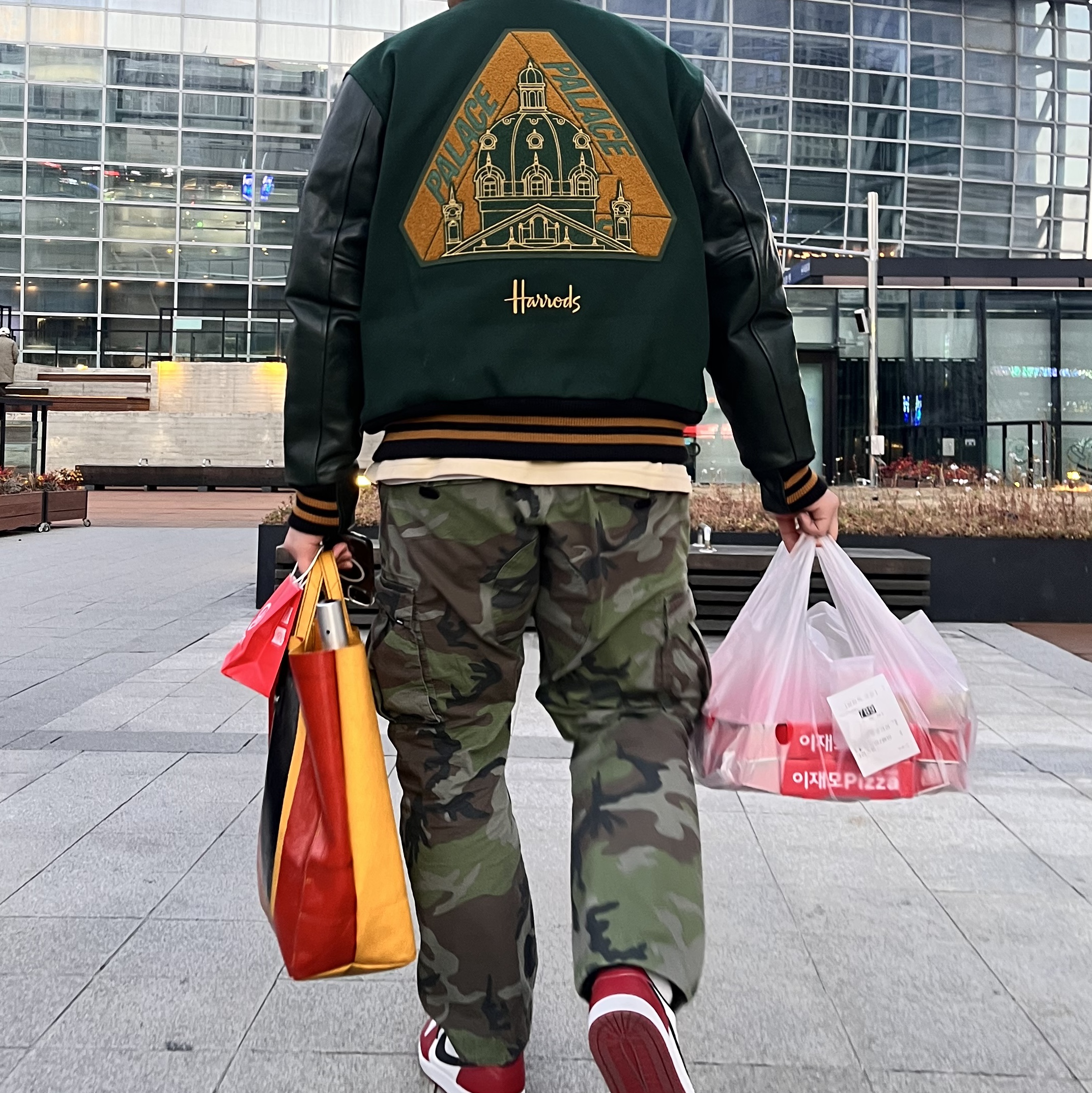 Palace x Harrods x Golden Bear Varsity Jacket Green - 21FW, Jordan 1 Retro Low OG Chicago 착용 스타일