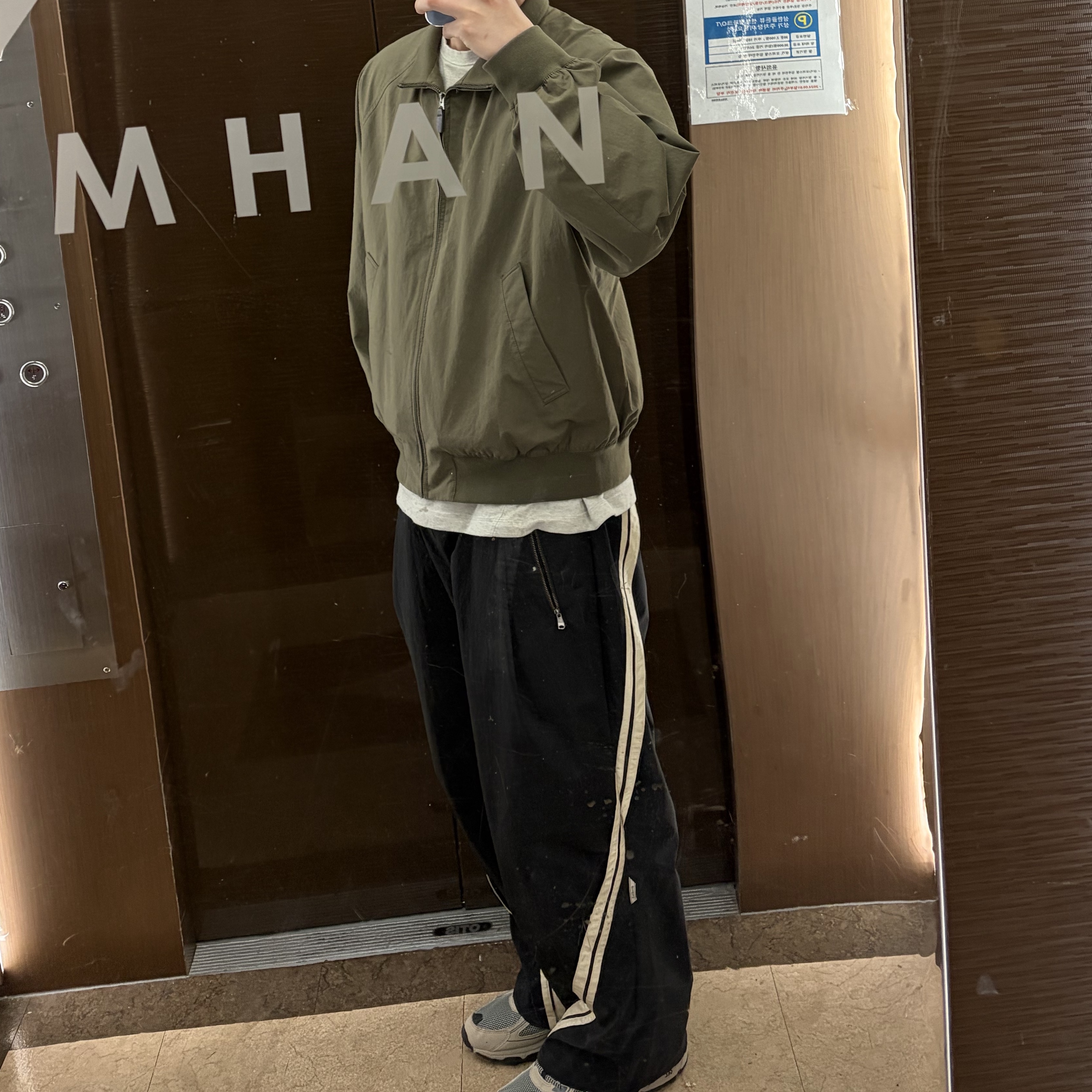 Ader Error Bashar Trousers Noir, Ader Error Blue Bee T-Shirt Grey 착용 스타일