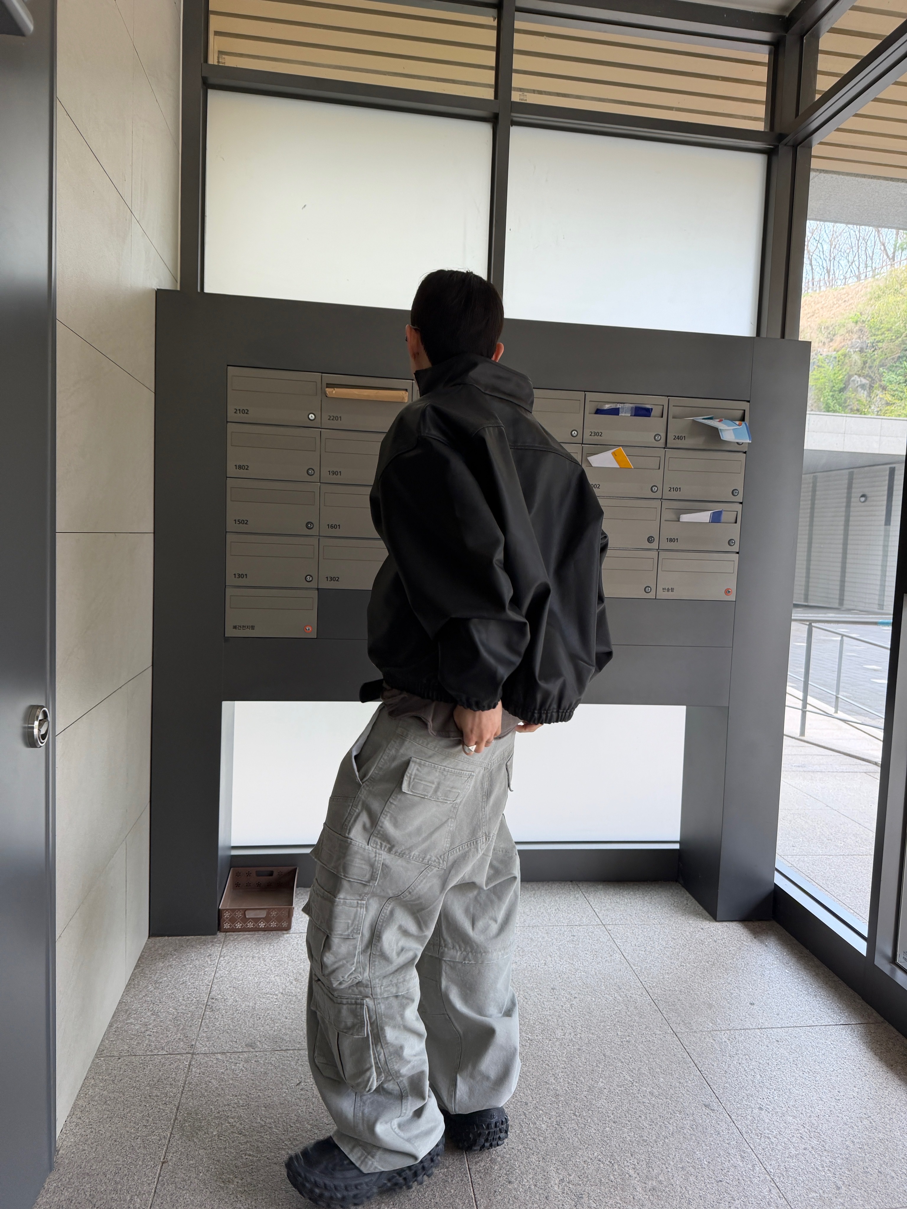 Nonnod Half Zip Coated Denim Black, Undermycar Combat Utility Cargo Pants Misty Green 착용 스타일 - 8