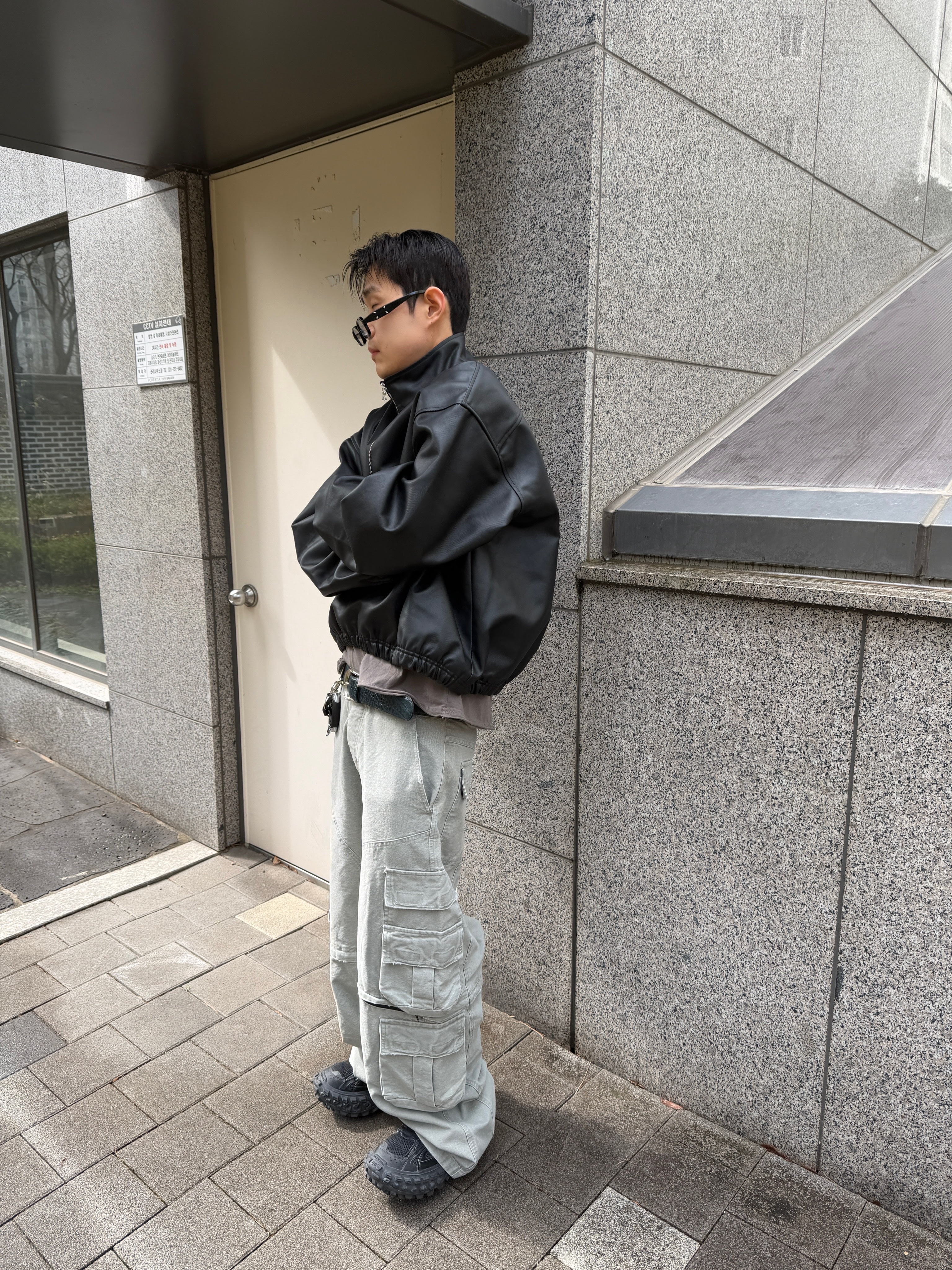Nonnod Half Zip Coated Denim Black, Undermycar Combat Utility Cargo Pants Misty Green 착용 스타일 - 4