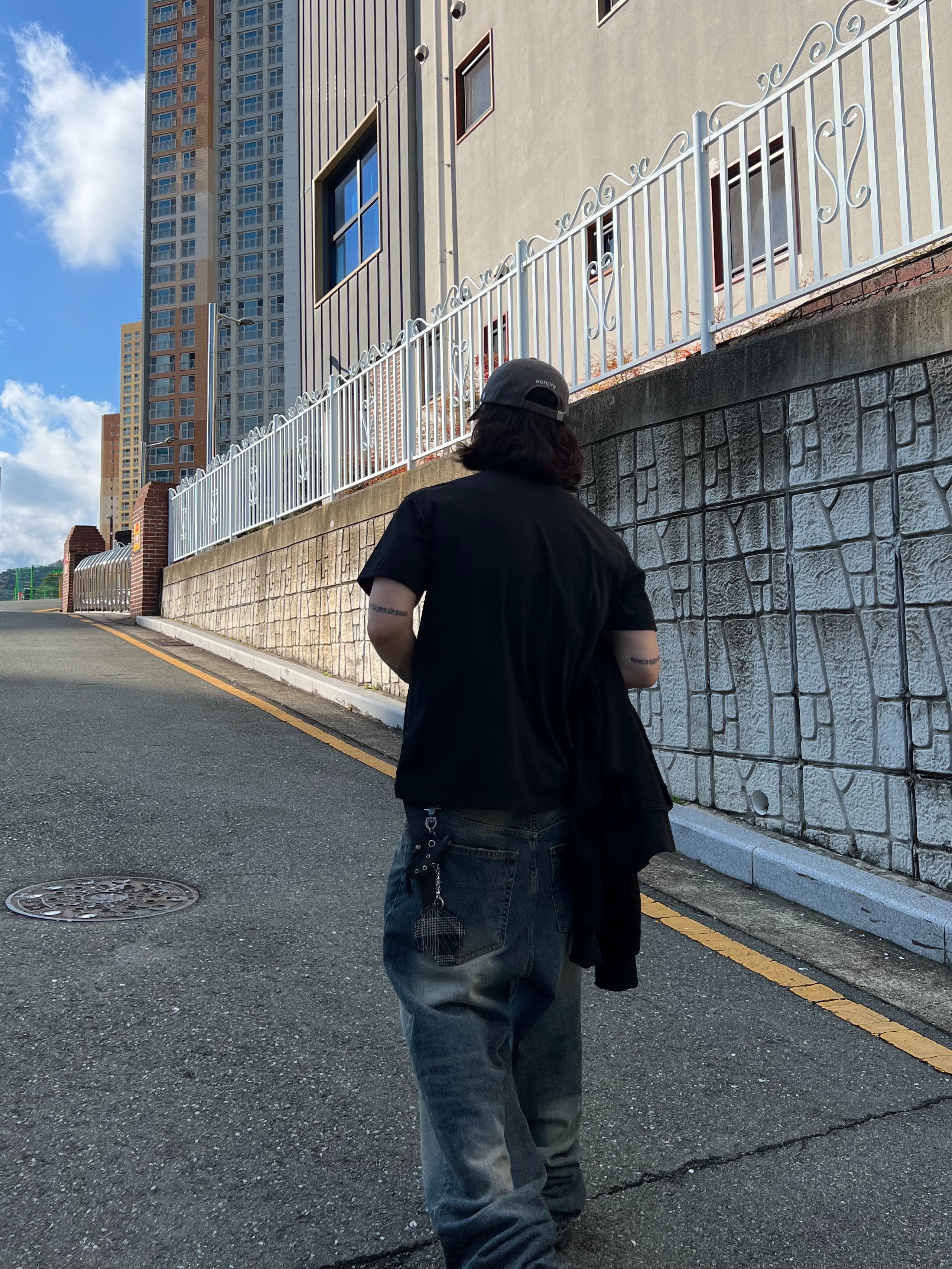 Undermycar Mu.26 Anti Fxxking Logo Play Brush Washed Wide Jeans Oil Blue, Undermycar Otter Oversized Damage-Washed Hood Zip-Up Sepia - 22FW 착용 스타일 - 10